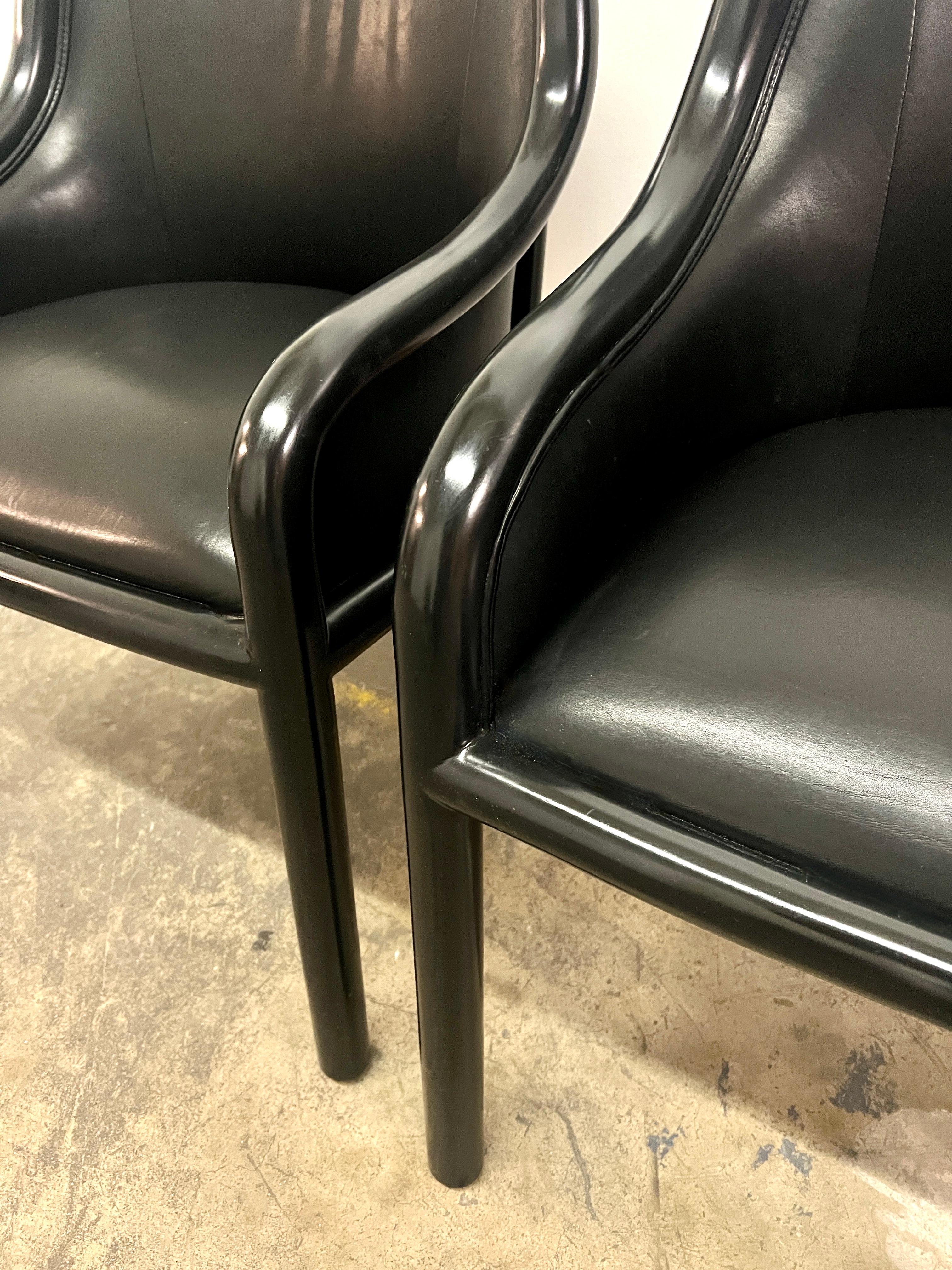 Paar schwarz lackierte Karl Springer-Stühle mit Lammfellsitzen und Lammfellsitzen im Zustand „Gut“ im Angebot in Los Angeles, CA