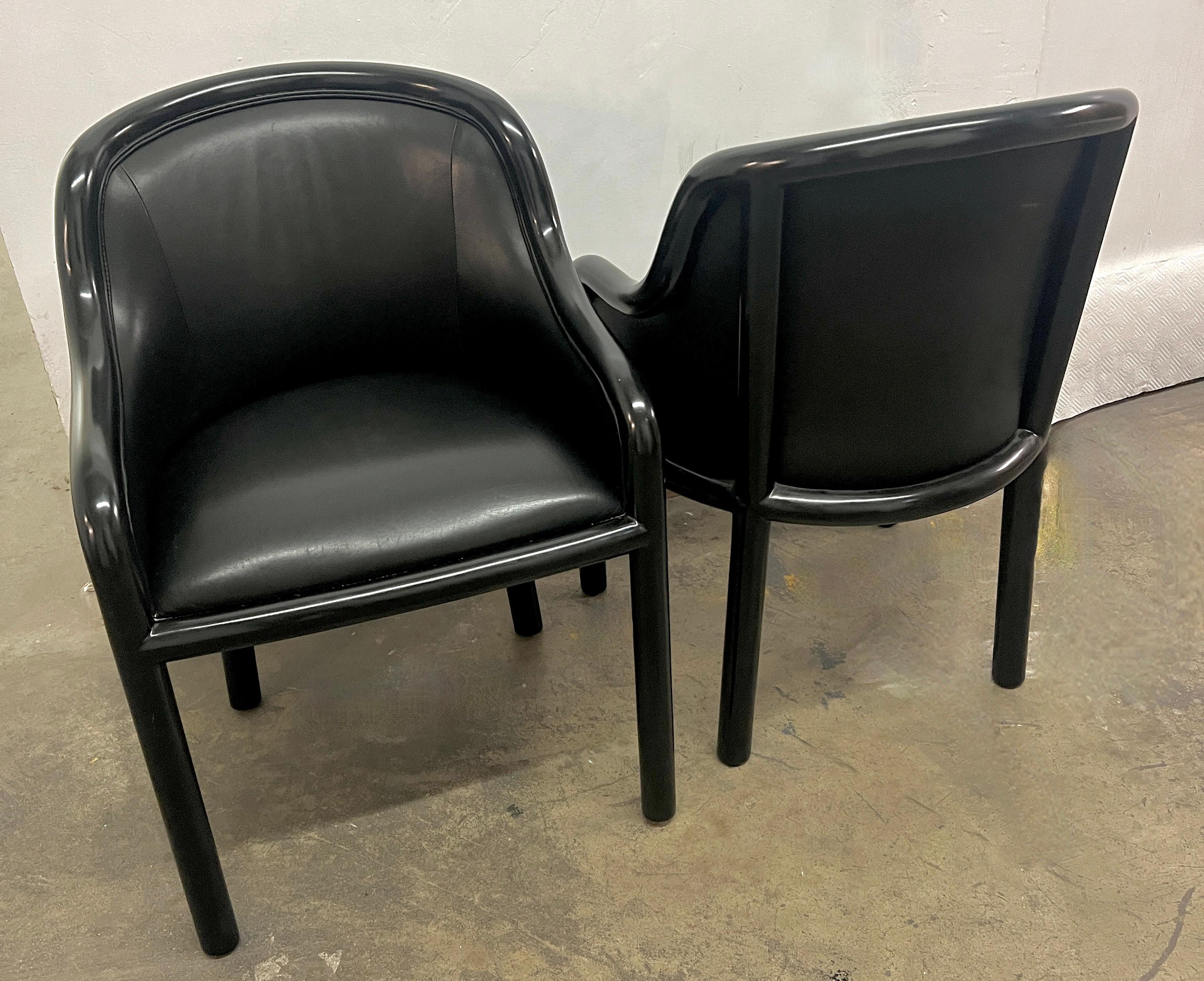 Paar schwarz lackierte Karl Springer-Stühle mit Lammfellsitzen und Lammfellsitzen (Lammleder) im Angebot