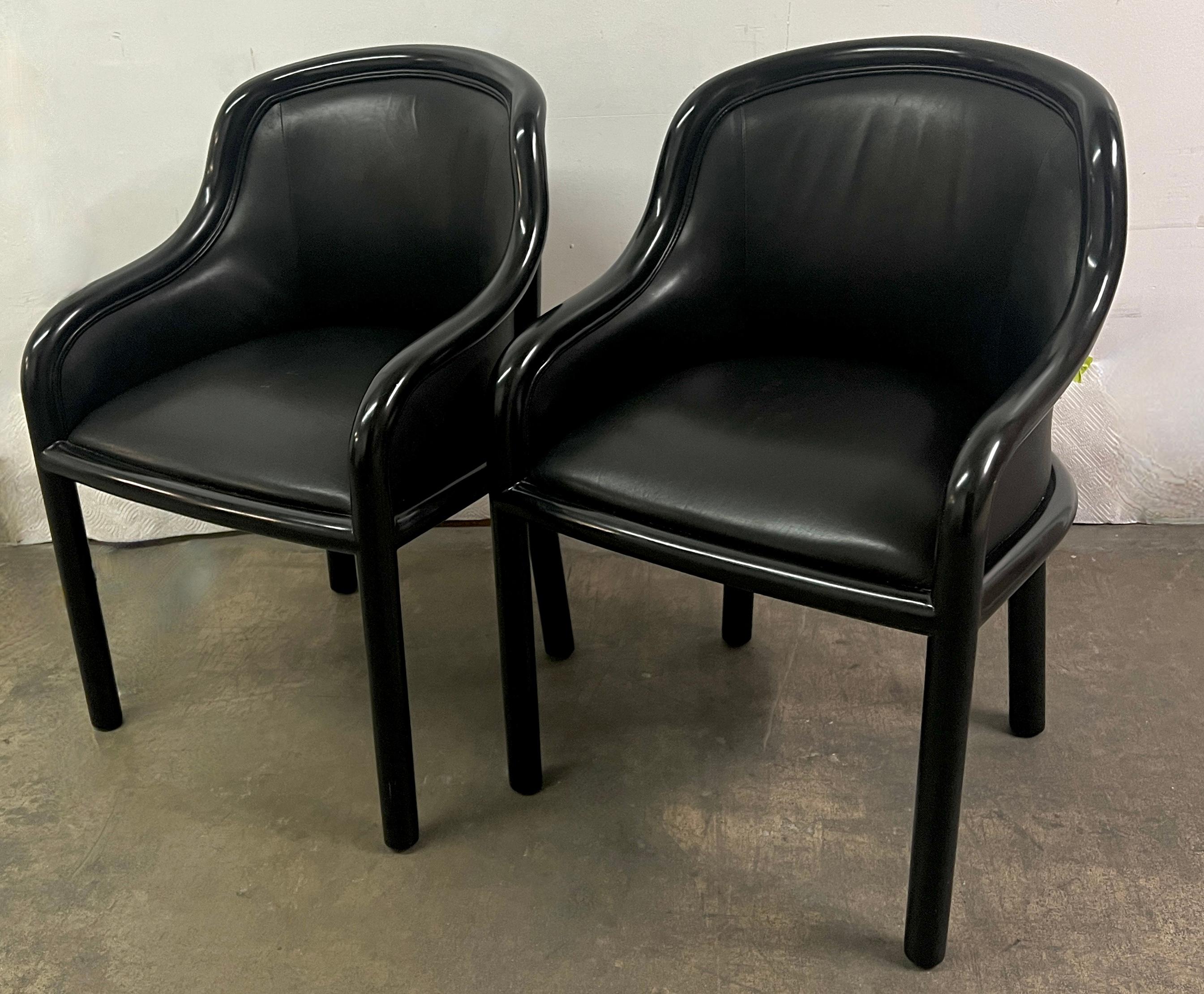Paar schwarz lackierte Karl Springer-Stühle mit Lammfellsitzen und Lammfellsitzen im Angebot 1