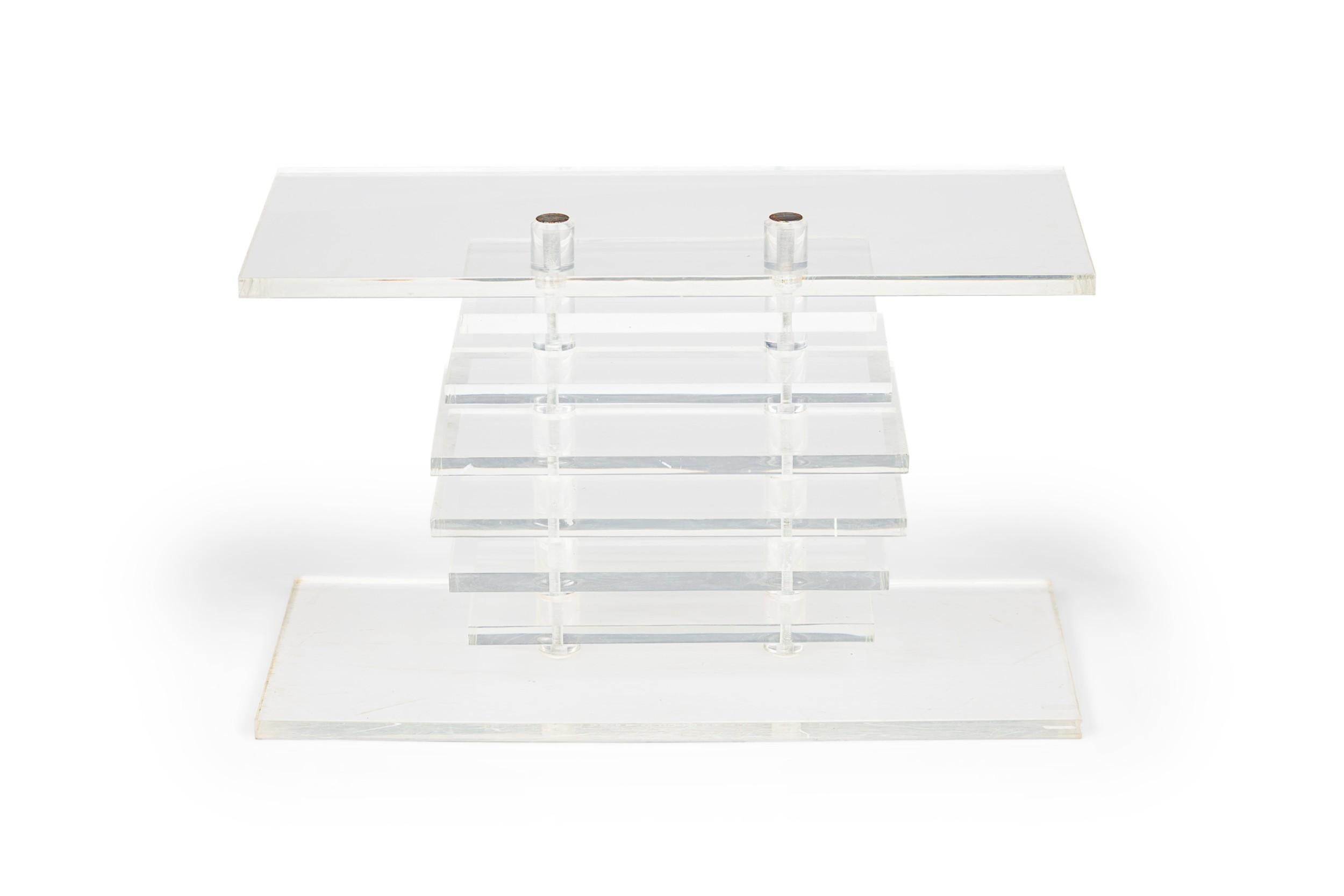 Coppia di panche rettangolari AM Contemporary costruite in lucite trasparente impilata in dimensioni graduali e decrescenti. (KARL SPRINGER) (PREZZO A COPPIA)

Alcuni segni di usura e graffi sulla lucite.
