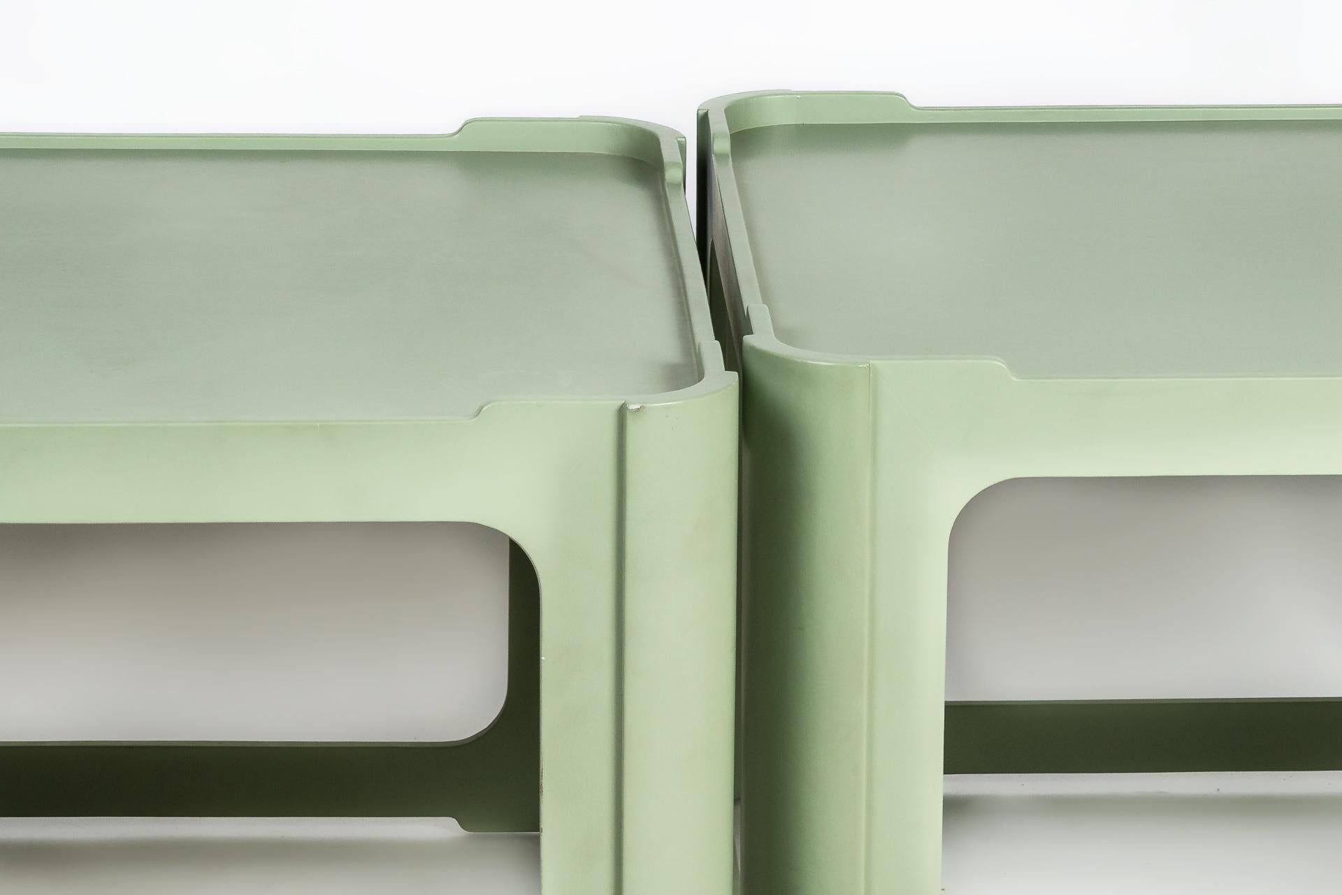 These very rare and modern pair of side tables of Karl Springer have beautiful details and are completely covered in mint leather. The Model was called ´Korean End Table´ and impress with their high-quality workmanship and the design details