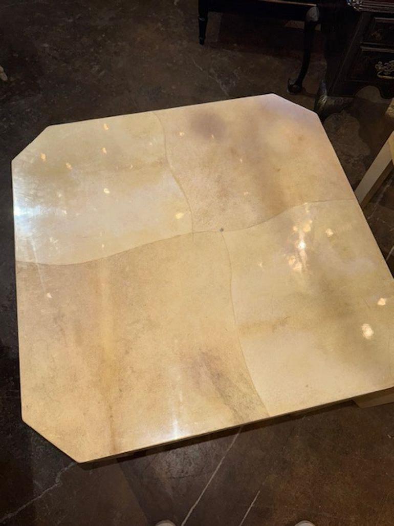 Cette paire de tables d'appoint est fabriquée dans le style de Karl Springer, avec un design rappelant son œuvre emblématique. Les tables sont fabriquées en parchemin laqué, ce qui leur confère une allure élégante et sophistiquée qui s'harmonise