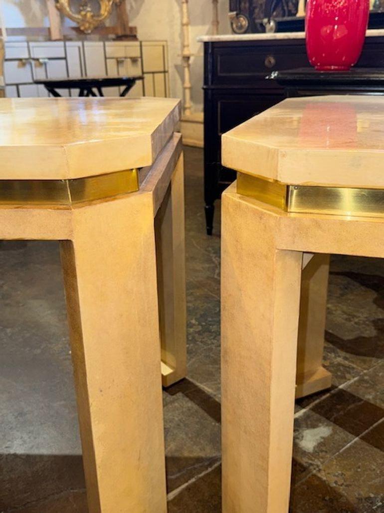 Laqué Paire de tables d'appoint en parchemin laqué de style Karl Springer en vente