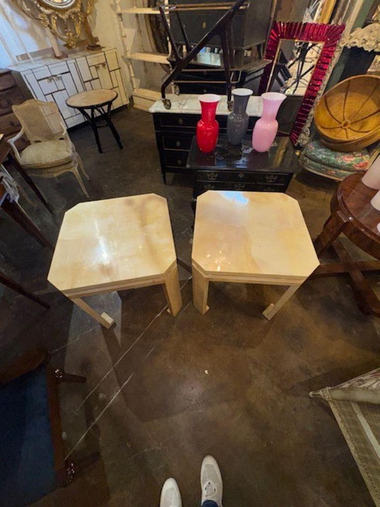 Bois Paire de tables d'appoint en parchemin laqué de style Karl Springer en vente