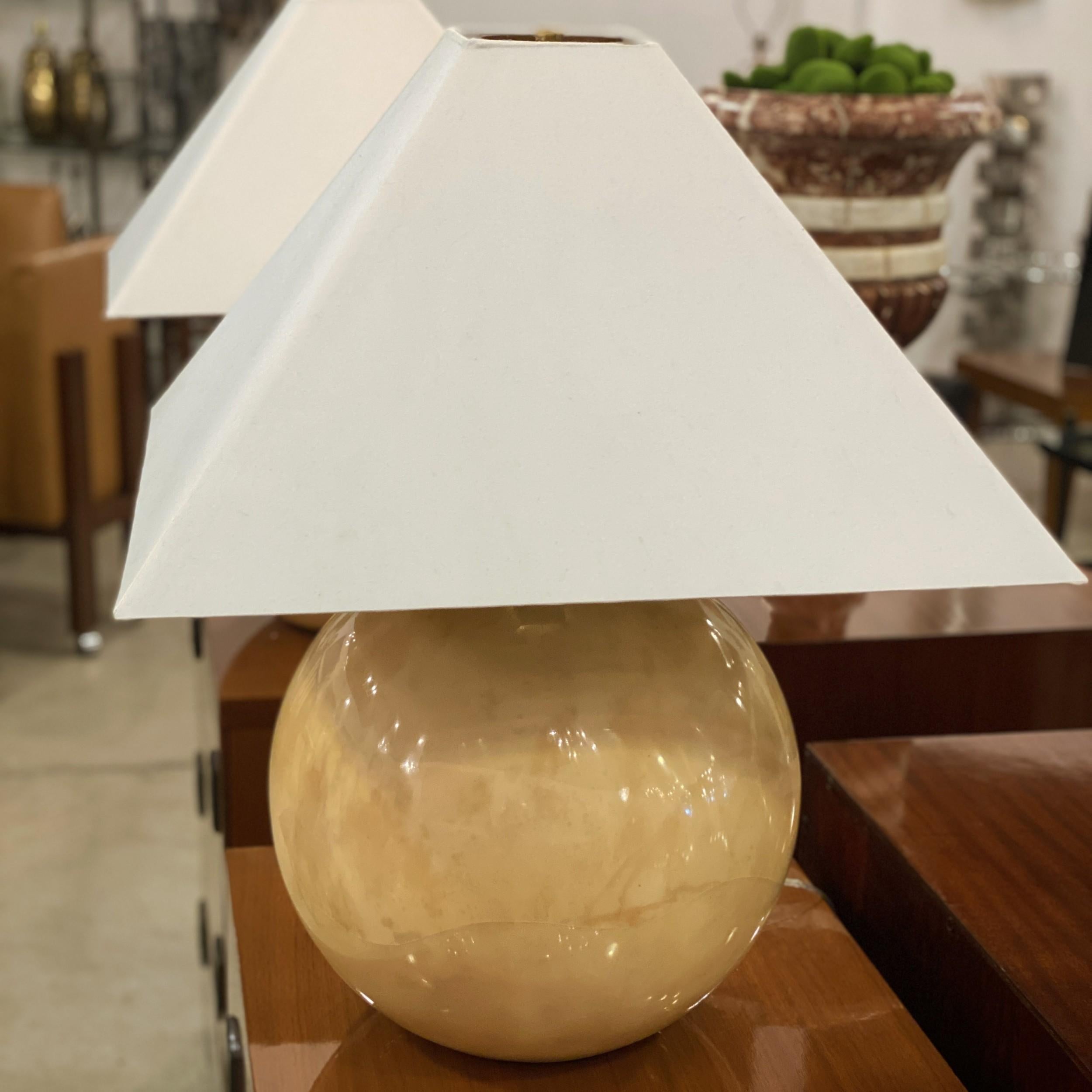 PAIRE de lampes de table modernes en peau de chèvre citronnée. (KARL SPRINGER LTD) (PRIX PAR PAIRE) (NOTE : les abat-jour peuvent être achetés séparément)

Condit : Bon ; Usures dues à l'âge et à l'utilisation