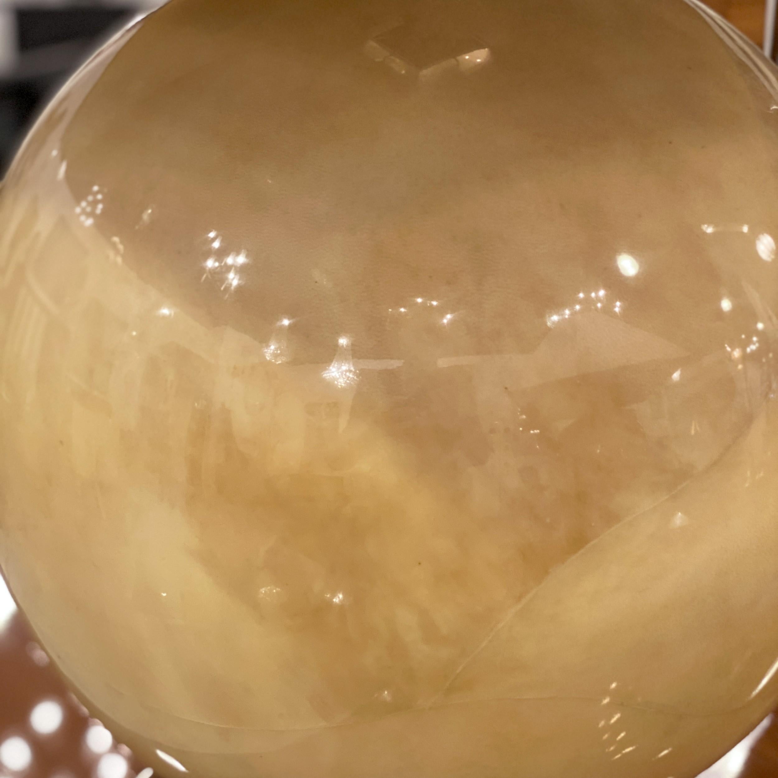 PAIRE de lampes de table Modern sphere en peau de chèvre gris perle. (KARL SPRINGER LTD) (PRIX PAR PAIRE) (NOTE : les abat-jour peuvent être achetés séparément)

Condit : Bon ; Usures dues à l'âge et à l'utilisation