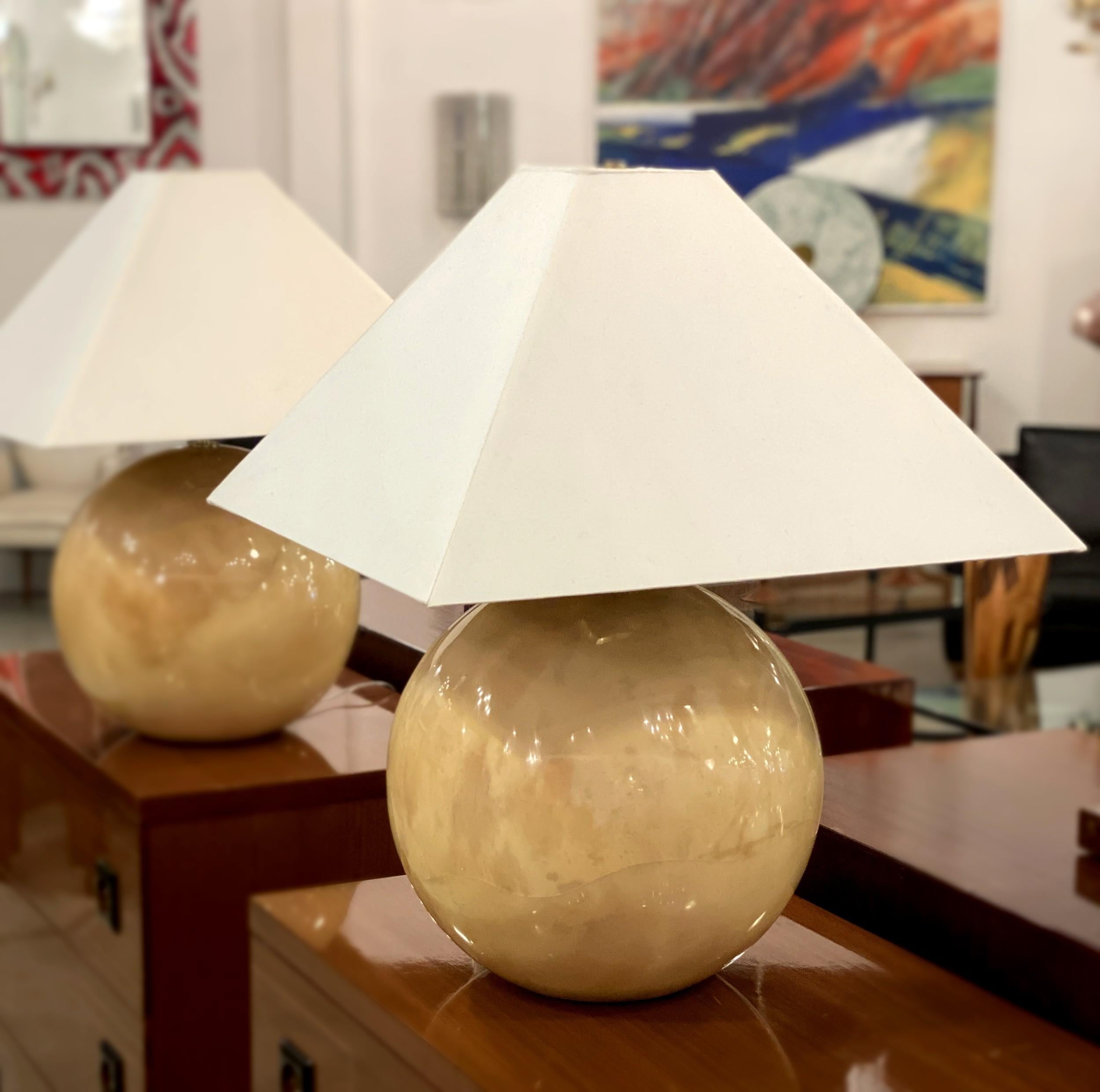 Moderne Paire de lampes de bureau sphériques modernes Karl Springer gris perlé en peau de chèvre en vente