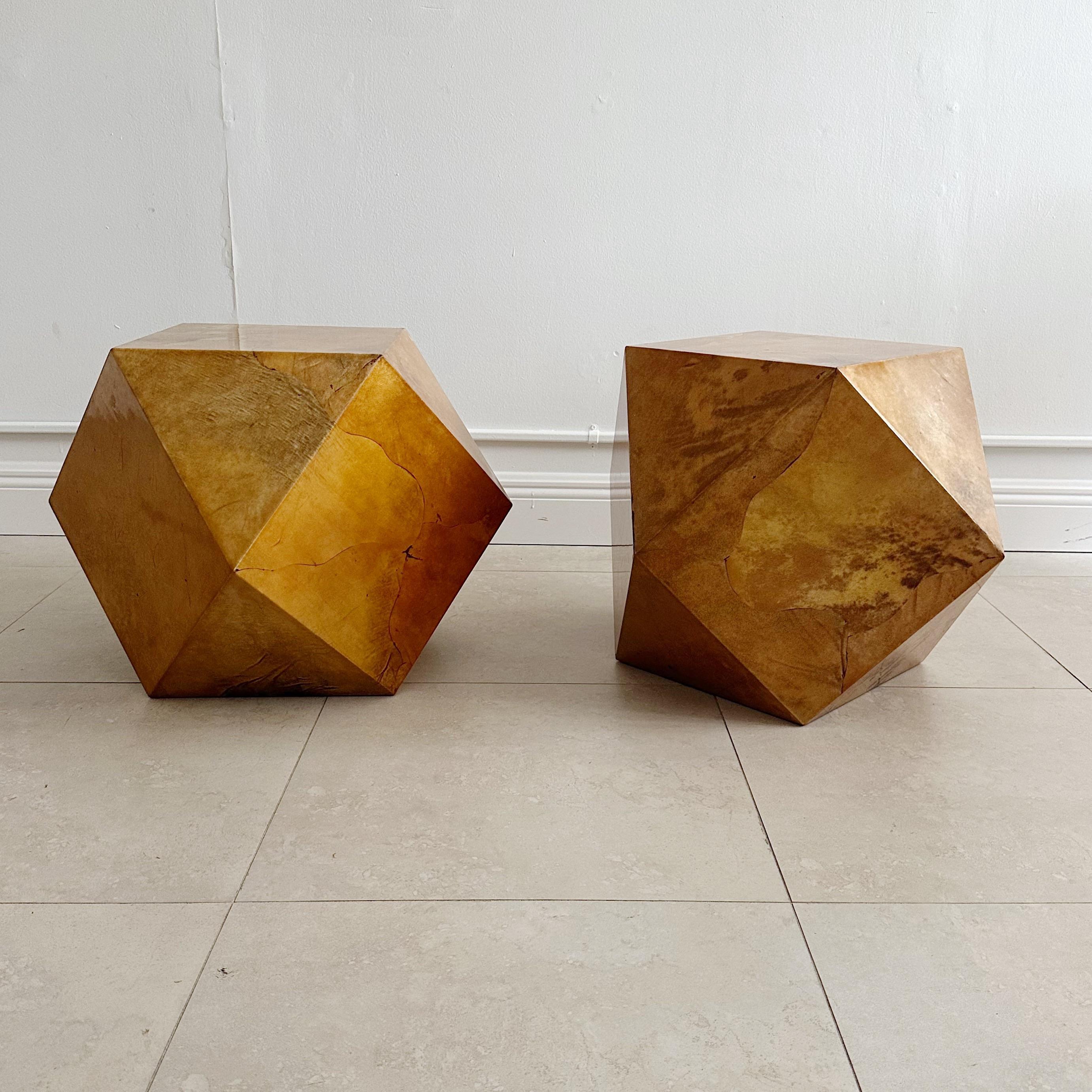 Pareja de mesas auxiliares Karl Springer de poliedro de piel de cabra sobre madera de los años 80. Se trata de unas raras mesas auxiliares de poliedro con 14 lados formados por triángulos y cuadrados. En excelente estado vintage, con pequeños