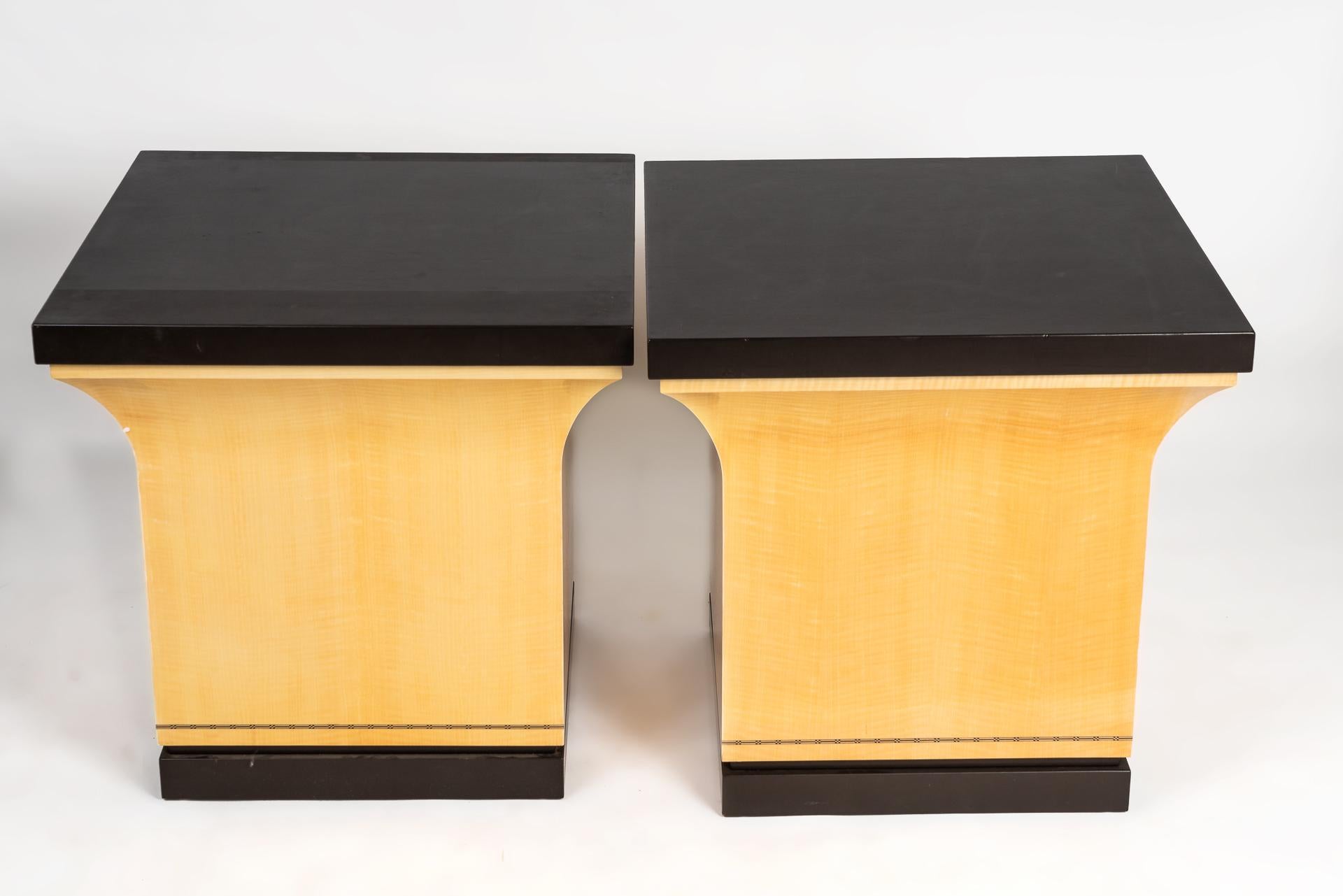 Diese zwei schönen, handgefertigten Sockel, die von Karl Spinger Ltd. hergestellt wurden, haben ein Anigre-Holzfurnier und der Sockel und die Platte sind mit dunklem Leder bezogen. Im unteren Teil des Sockels befindet sich eine detaillierte
