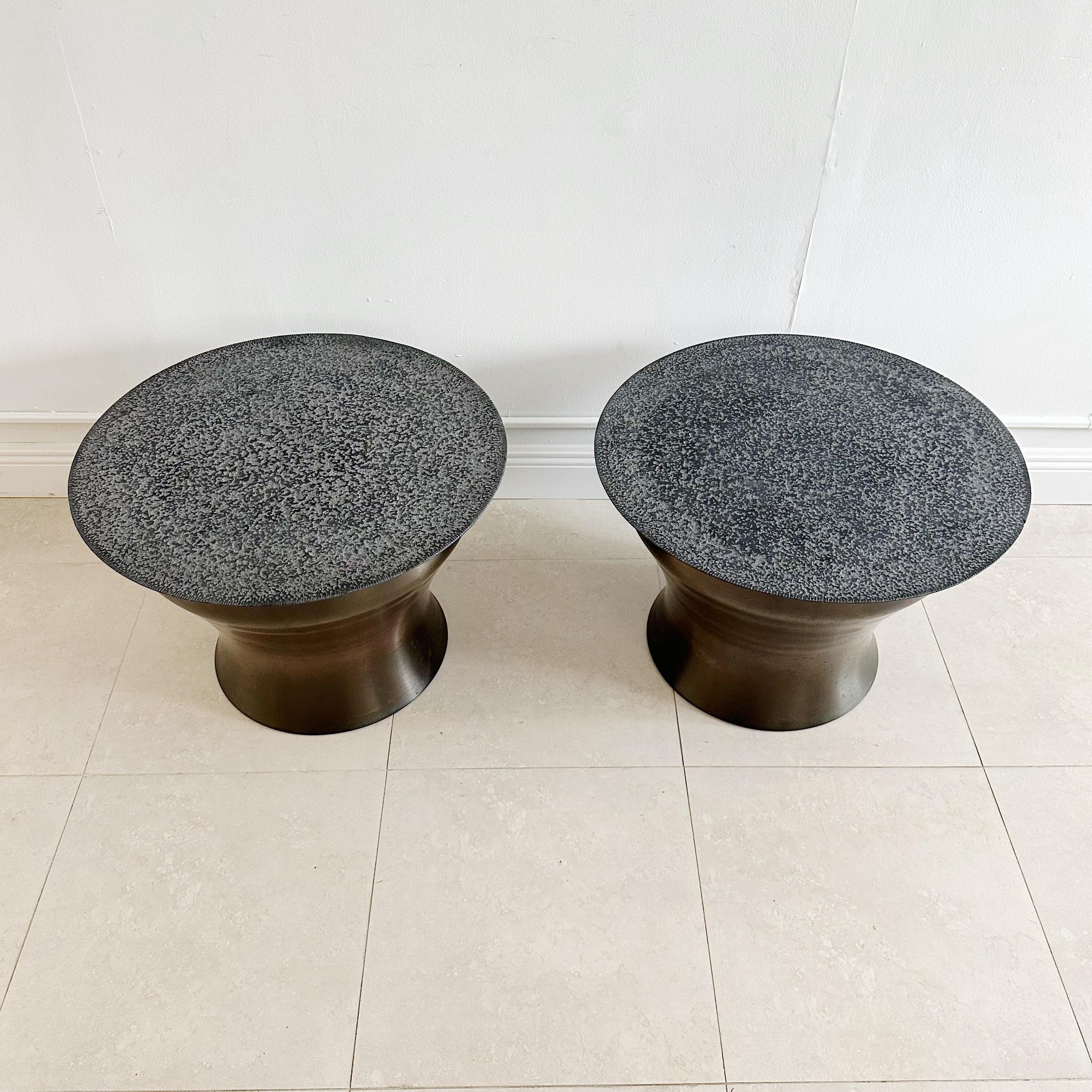Pareja de mesas auxiliares Karl Springer Rain Drum en bronce, tapas de pizarra, años 70 Moderno de mediados de siglo en venta