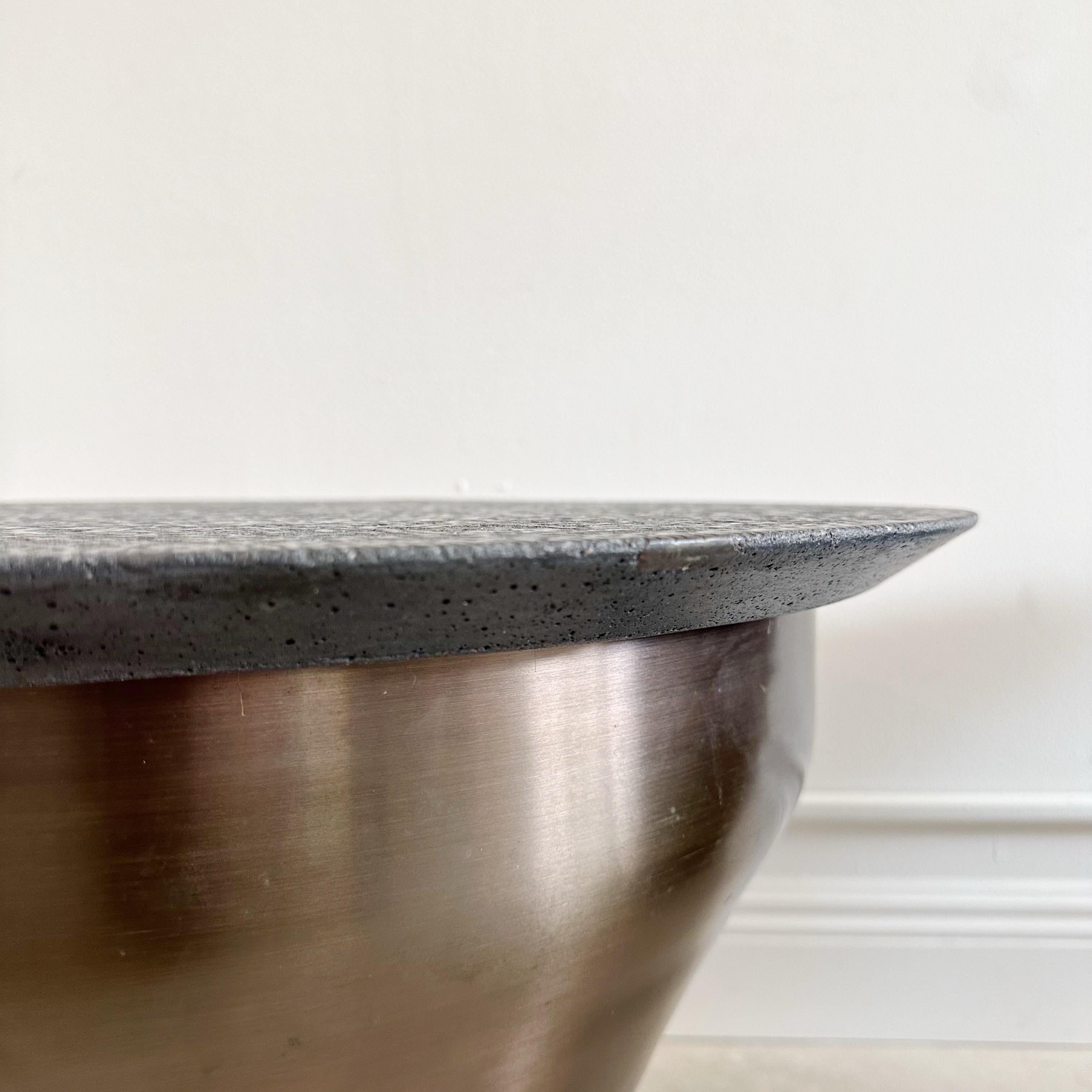 Pareja de mesas auxiliares Karl Springer Rain Drum en bronce, tapas de pizarra, años 70 en Bueno estado para la venta en West Palm Beach, FL