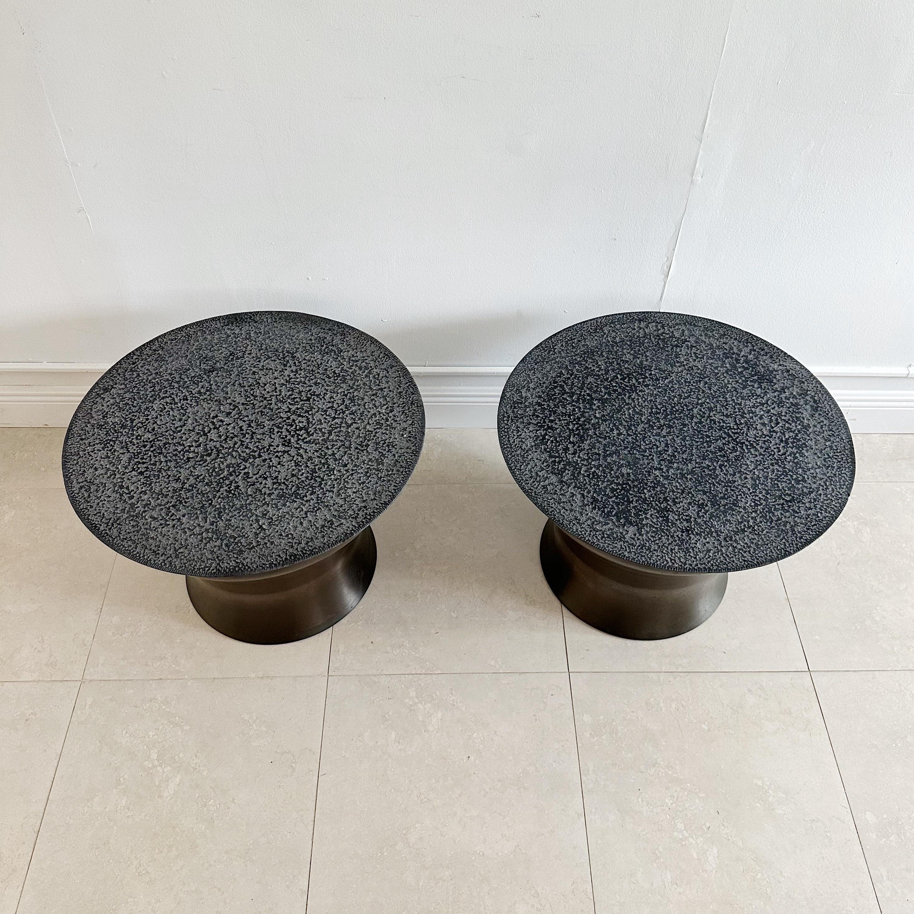 Pareja de mesas auxiliares Karl Springer Rain Drum en bronce, tapas de pizarra, años 70 Bronce en venta