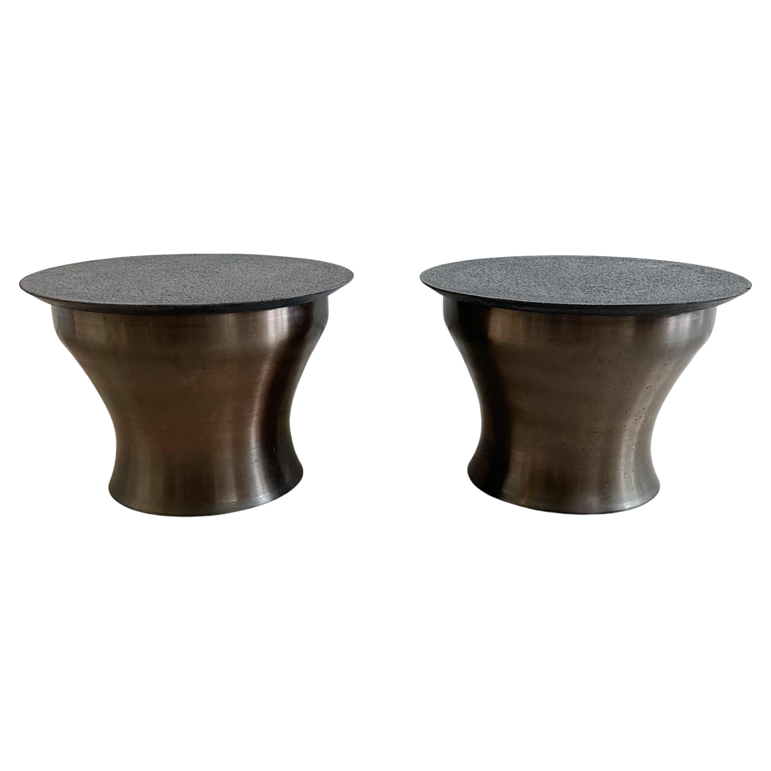 Pareja de mesas auxiliares Karl Springer Rain Drum en bronce, tapas de pizarra, años 70 en venta