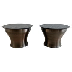 Pareja de mesas auxiliares Karl Springer Rain Drum en bronce, tapas de pizarra, años 70