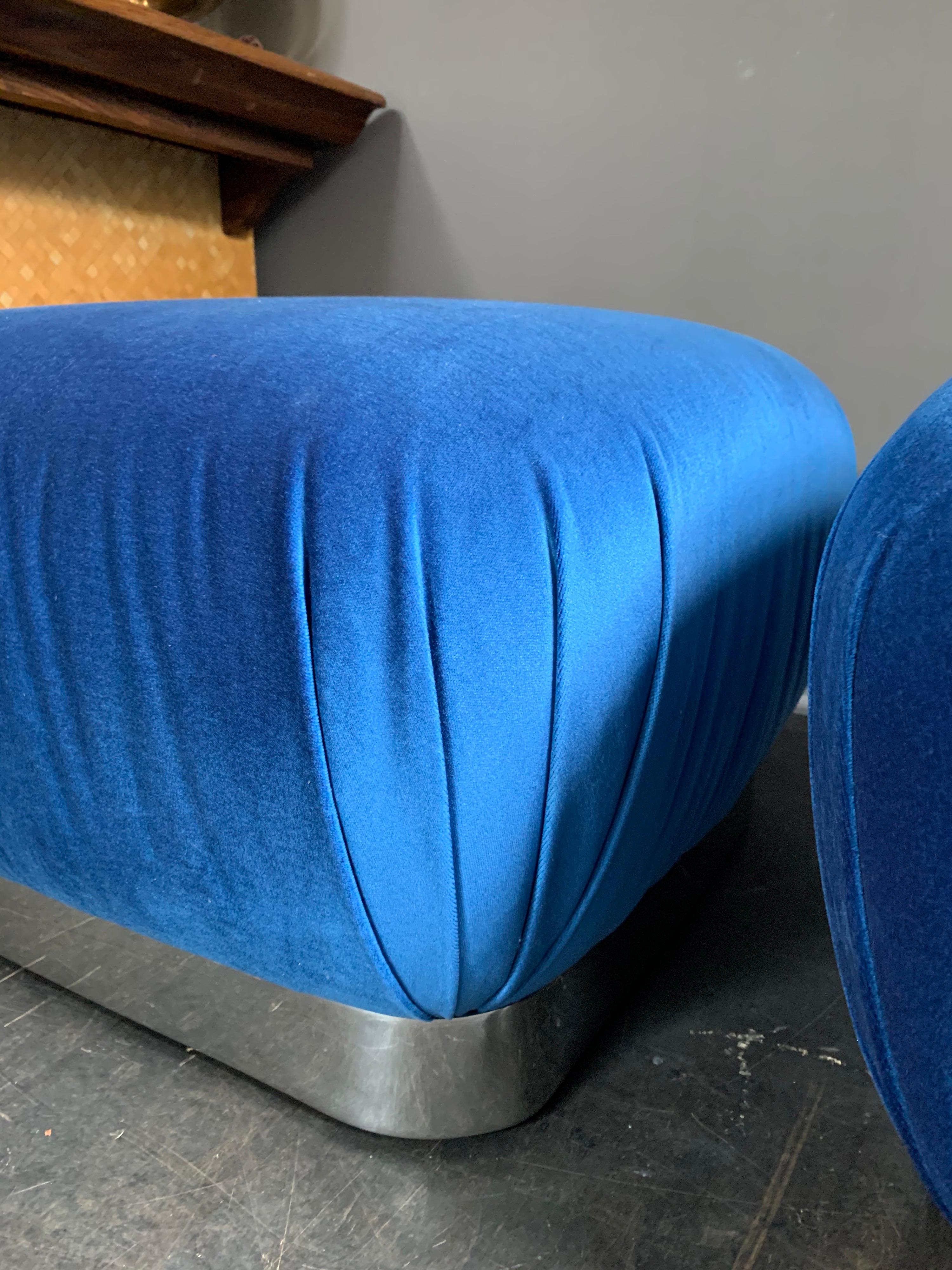 Poli Paire de poufs Souffle Ottoman de Karl Springer en velours bleu en vente