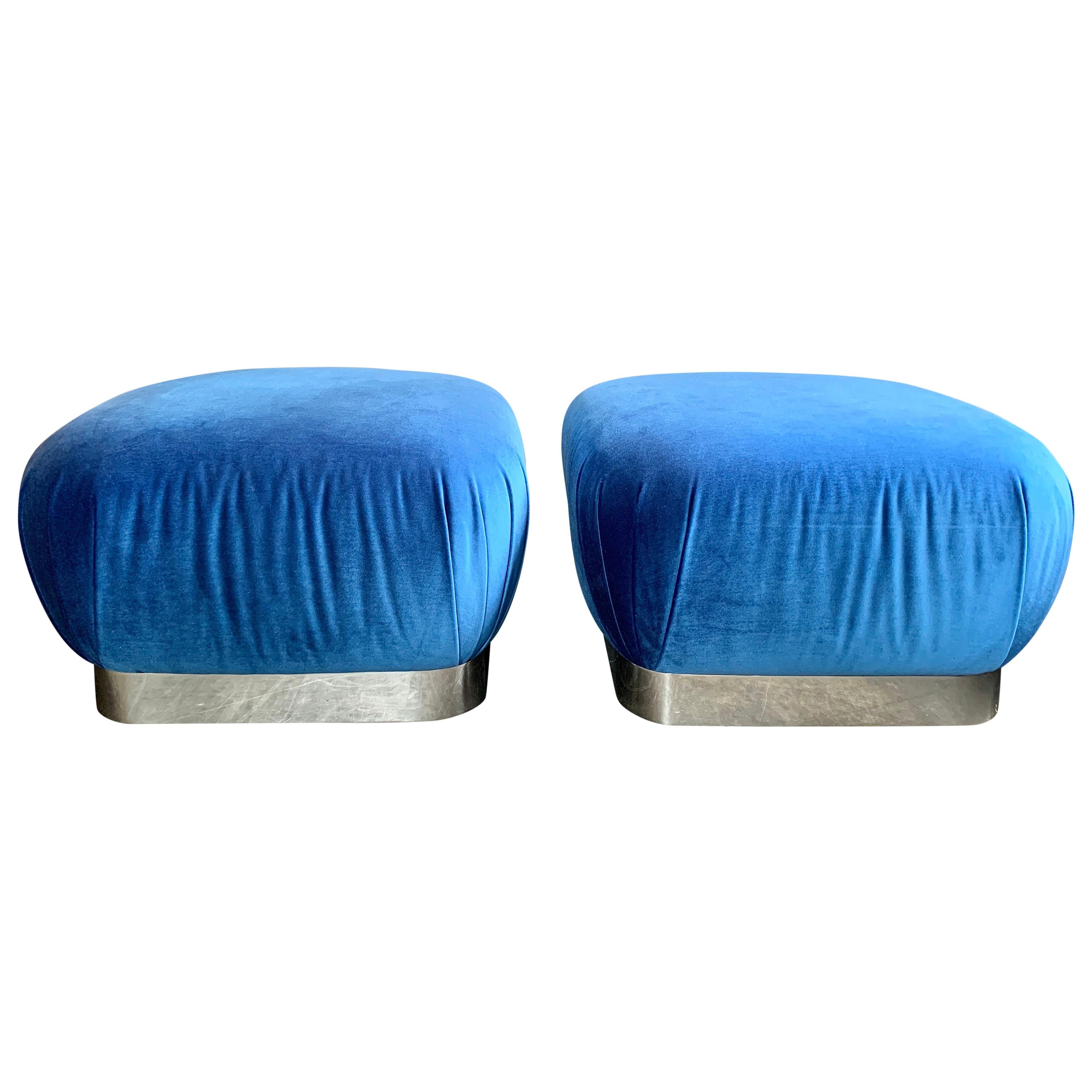 Paire de poufs Souffle Ottoman de Karl Springer en velours bleu