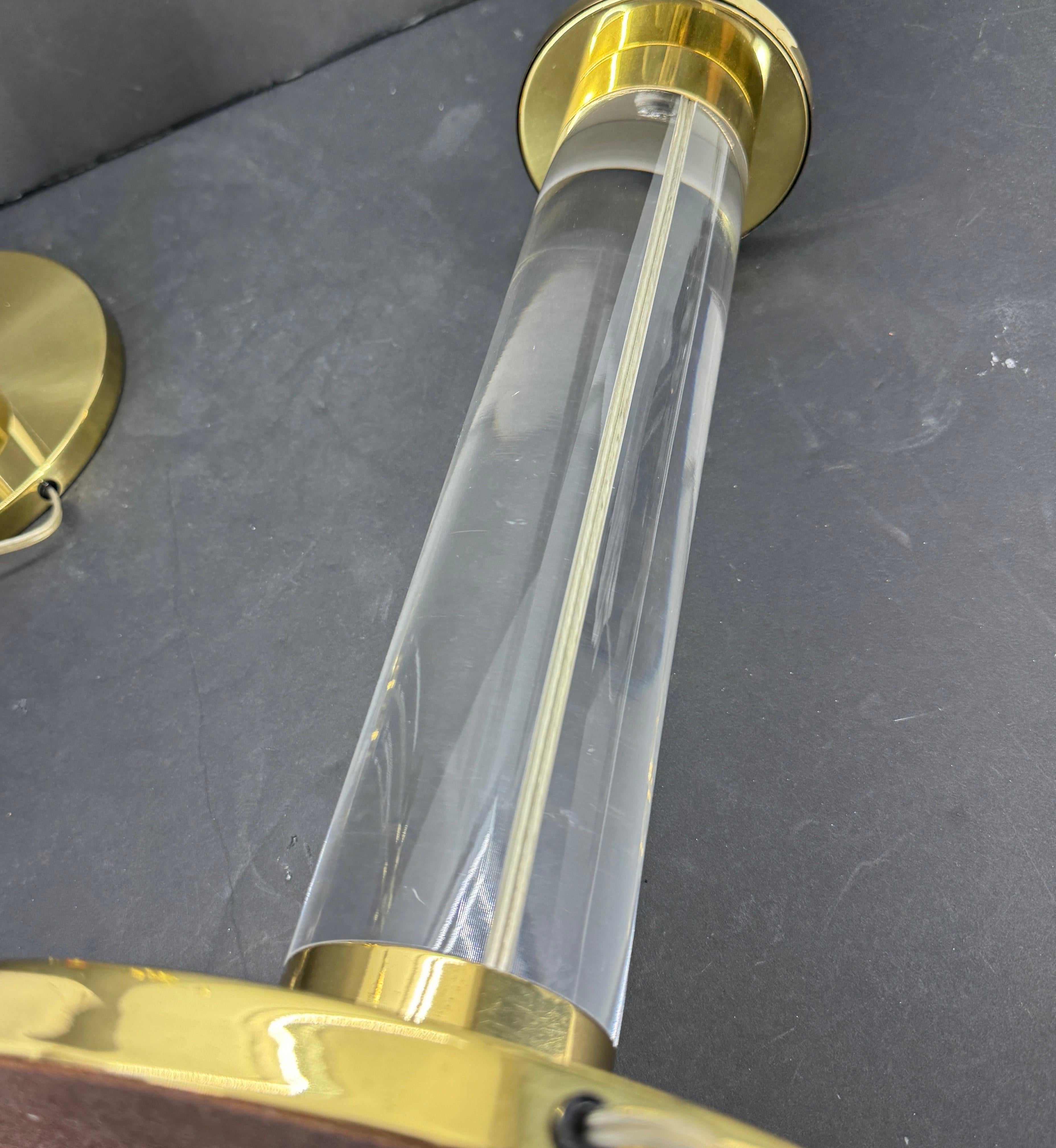 Paire de lampes de bureau de style Karl Springer en laiton et lucite en vente 2