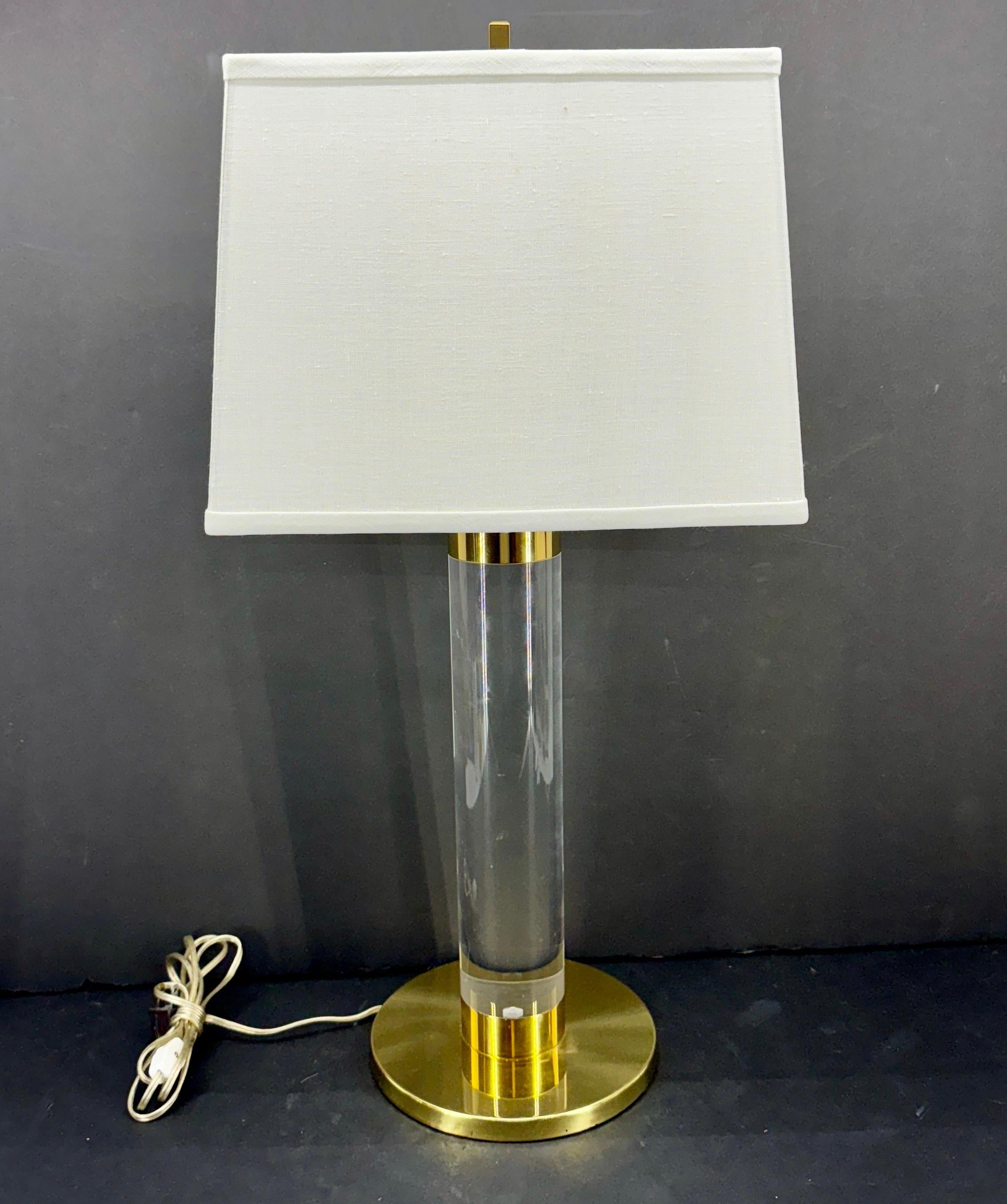 Paire de lampes de bureau de style Karl Springer en laiton et lucite en vente 4