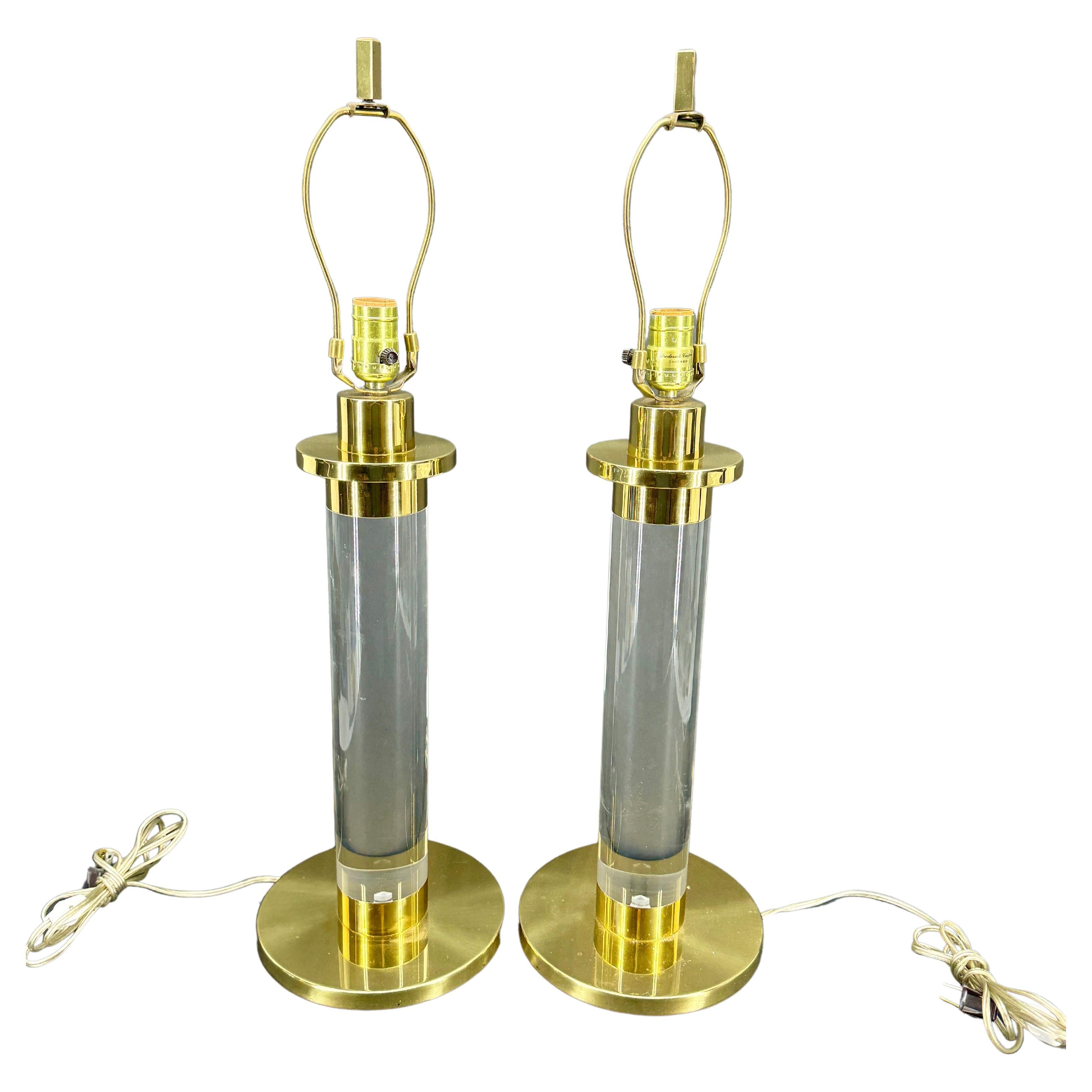 Cette paire de lampes à colonne de l'époque moderne du milieu du siècle dernier se caractérise par sa solidité et sa robustesse. Cet ensemble de lampes de table est plaqué laiton avec des colonnes en lucite de 3
