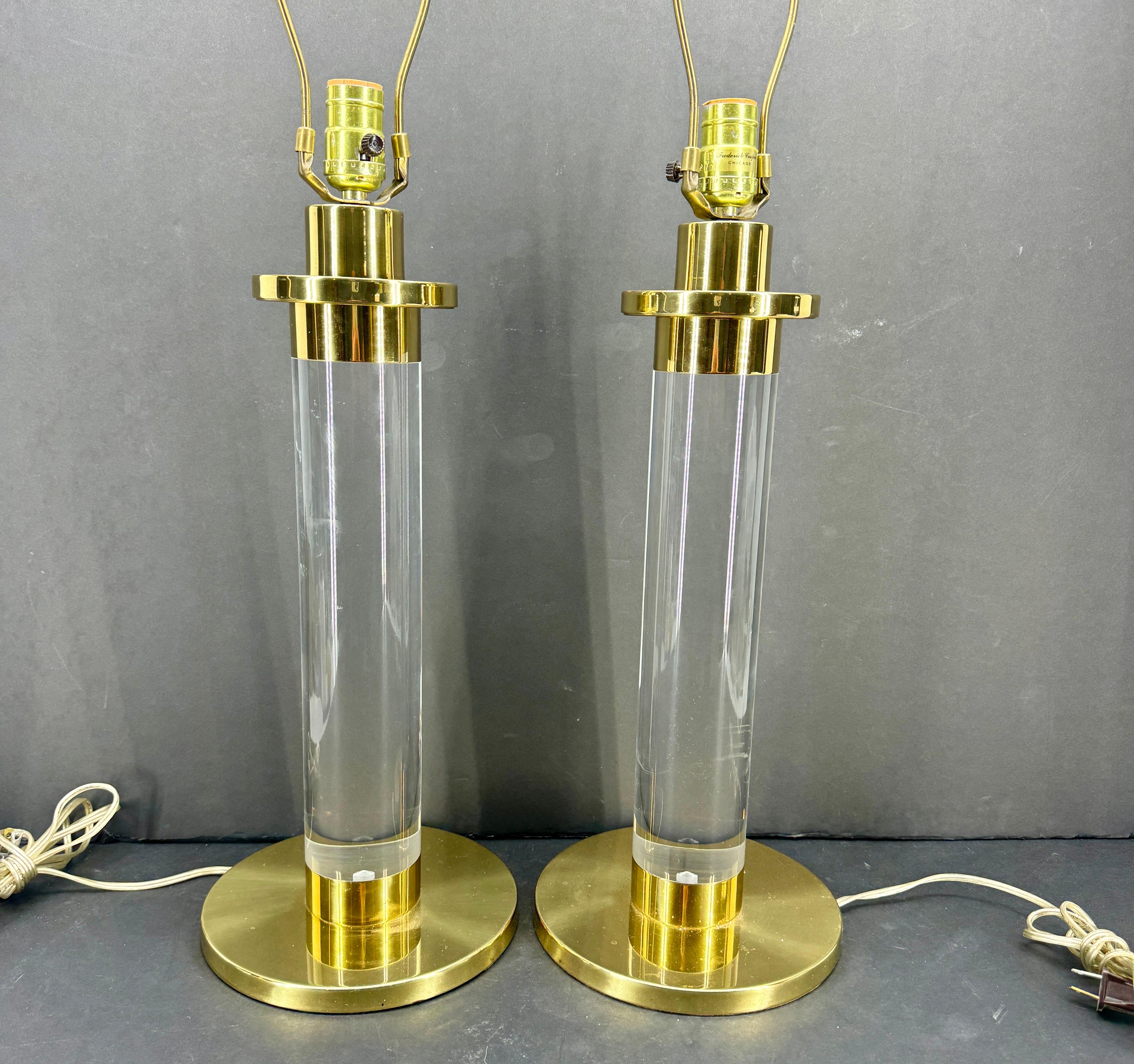 Mid-Century Modern Paire de lampes de bureau de style Karl Springer en laiton et lucite en vente