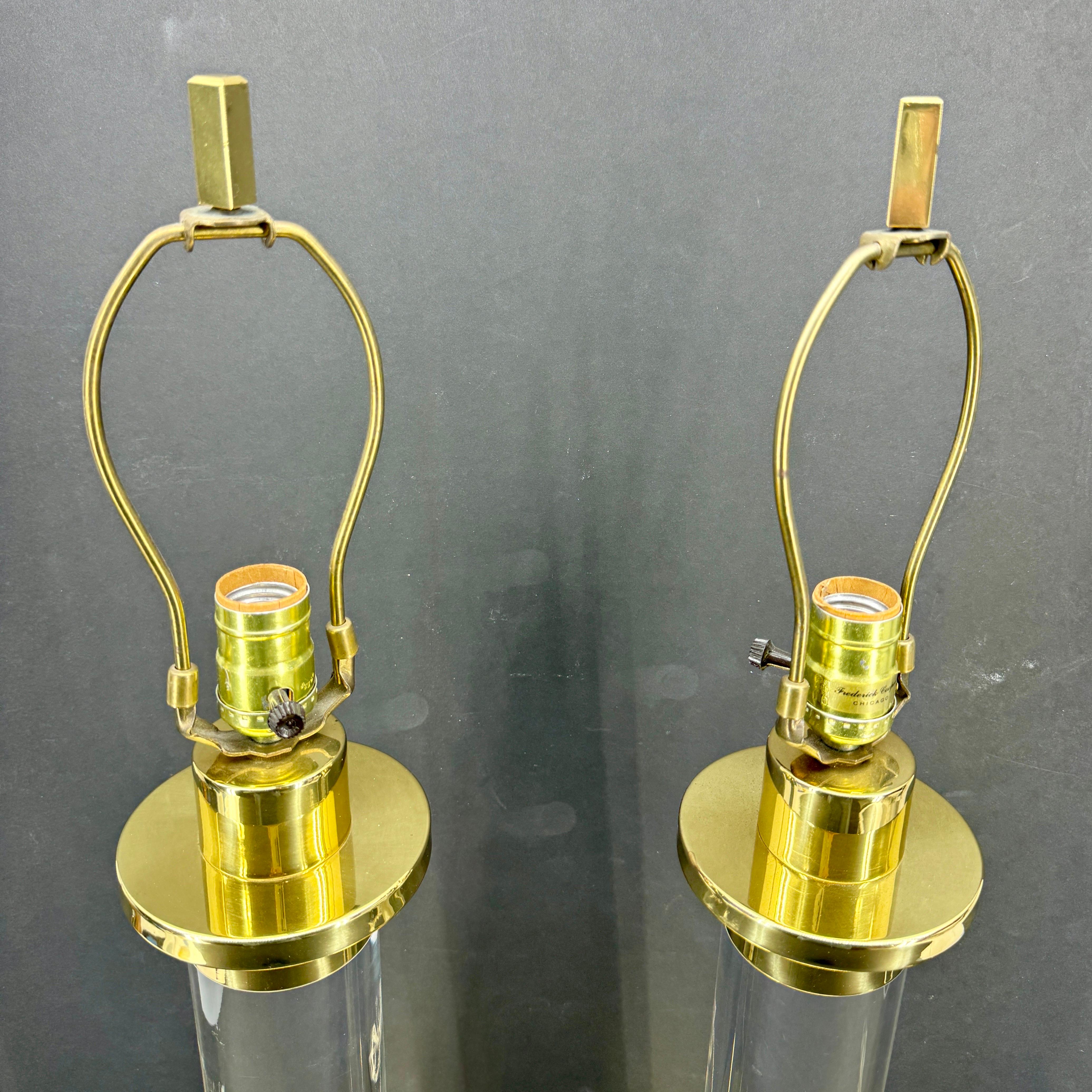 Américain Paire de lampes de bureau de style Karl Springer en laiton et lucite en vente