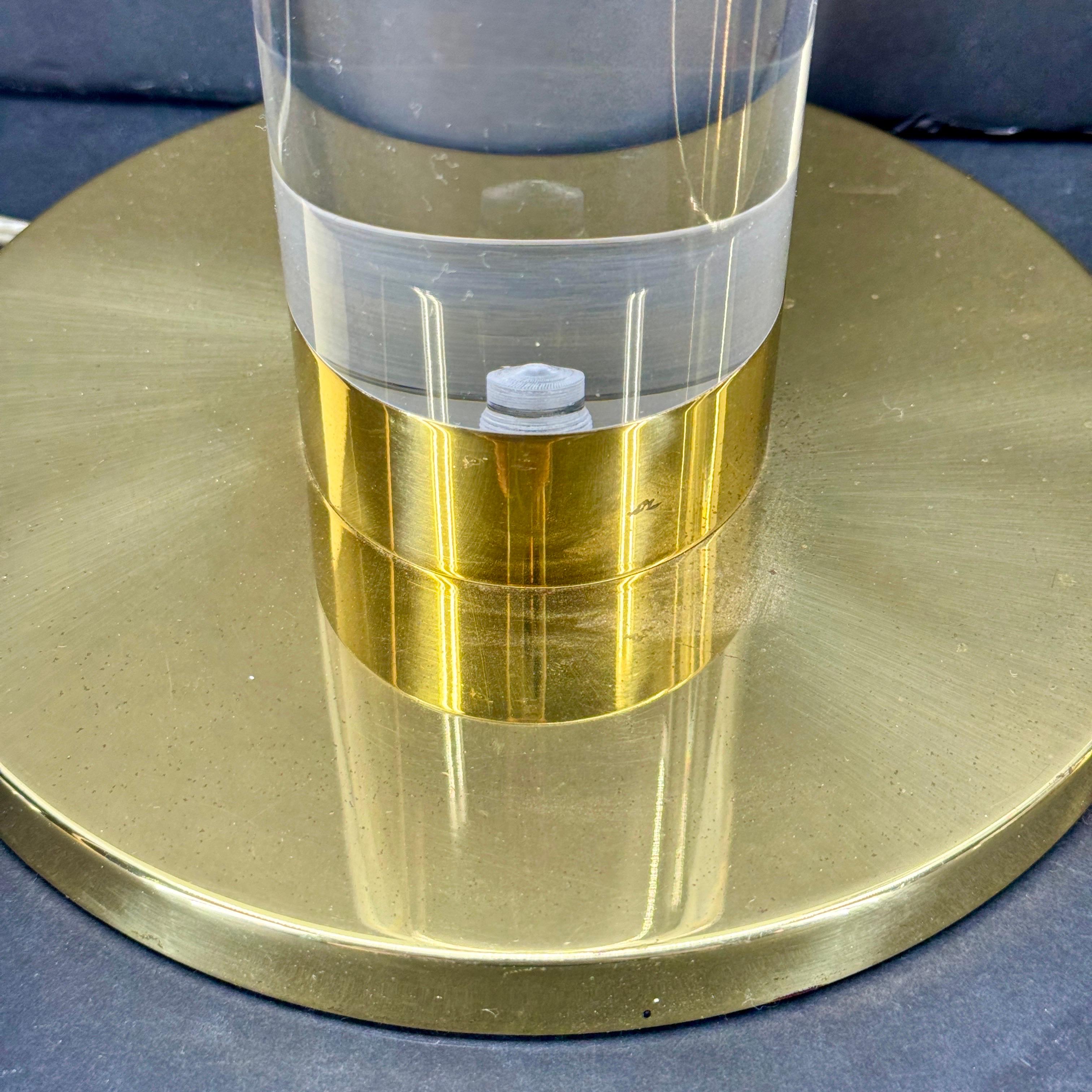 Paire de lampes de bureau de style Karl Springer en laiton et lucite Bon état - En vente à Haddonfield, NJ