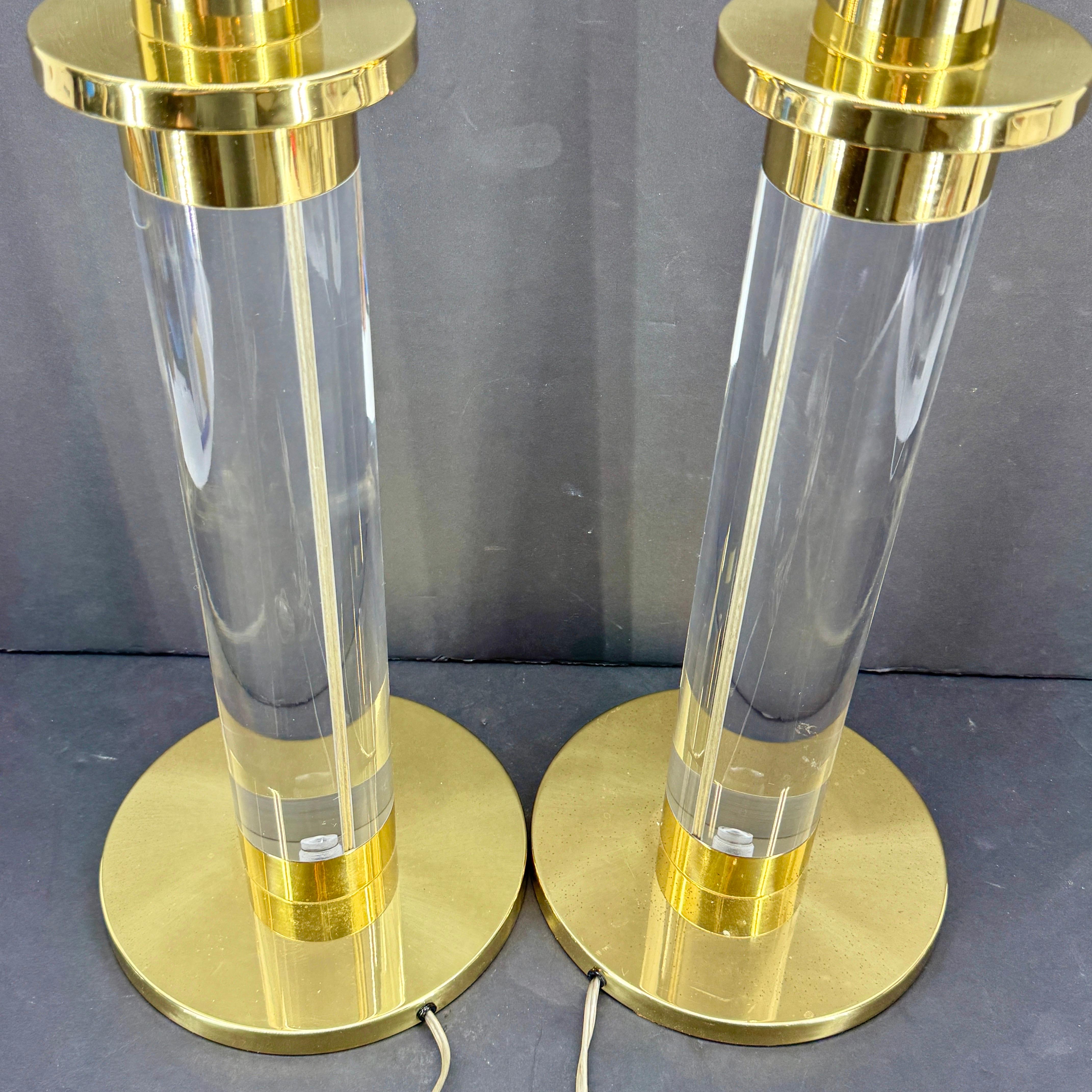 Lucite Paire de lampes de bureau de style Karl Springer en laiton et lucite en vente