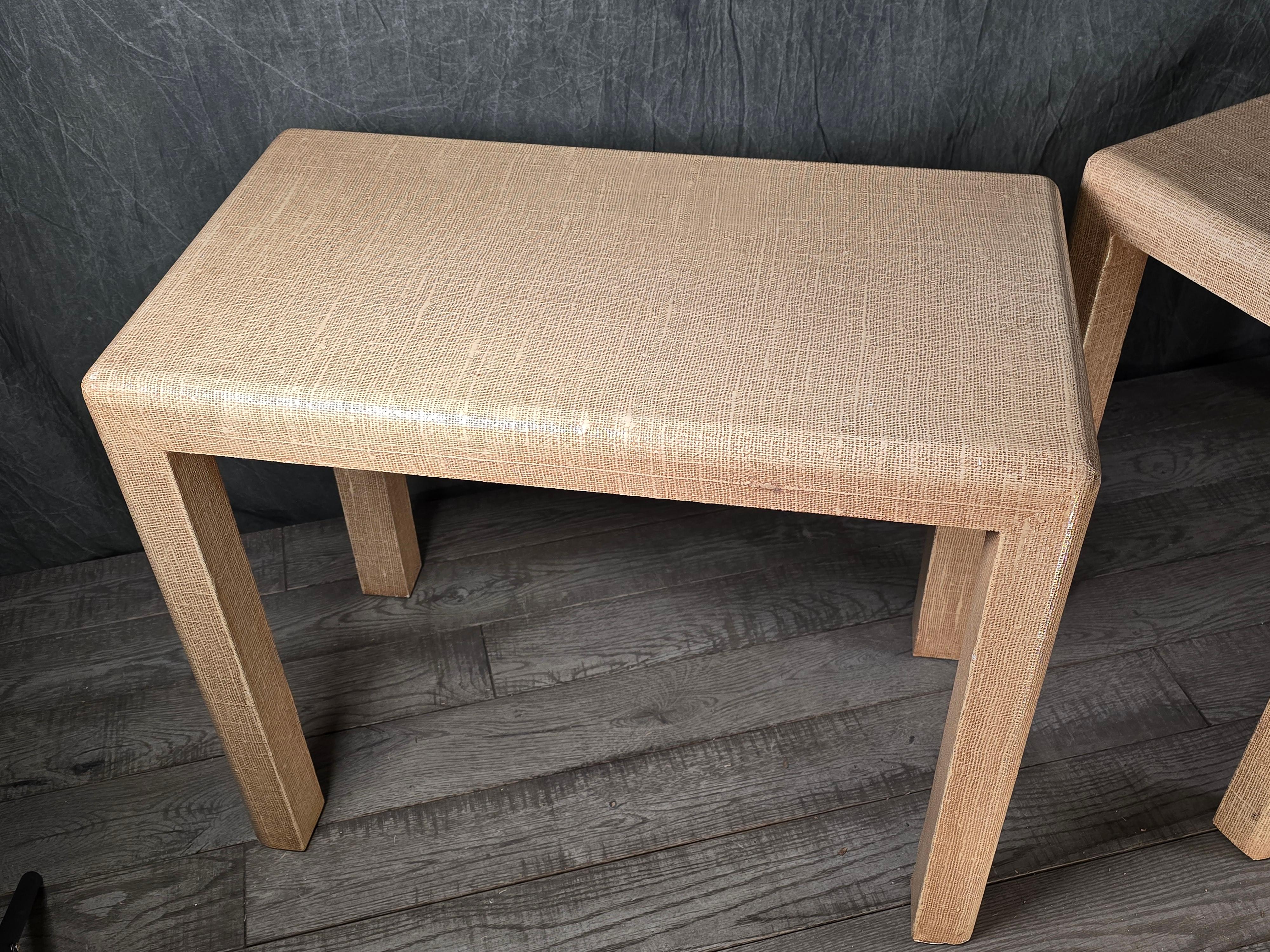 Moderno Coppia di tavolini laccati in tela d'erba in stile Karl Springer, anni '70 in vendita