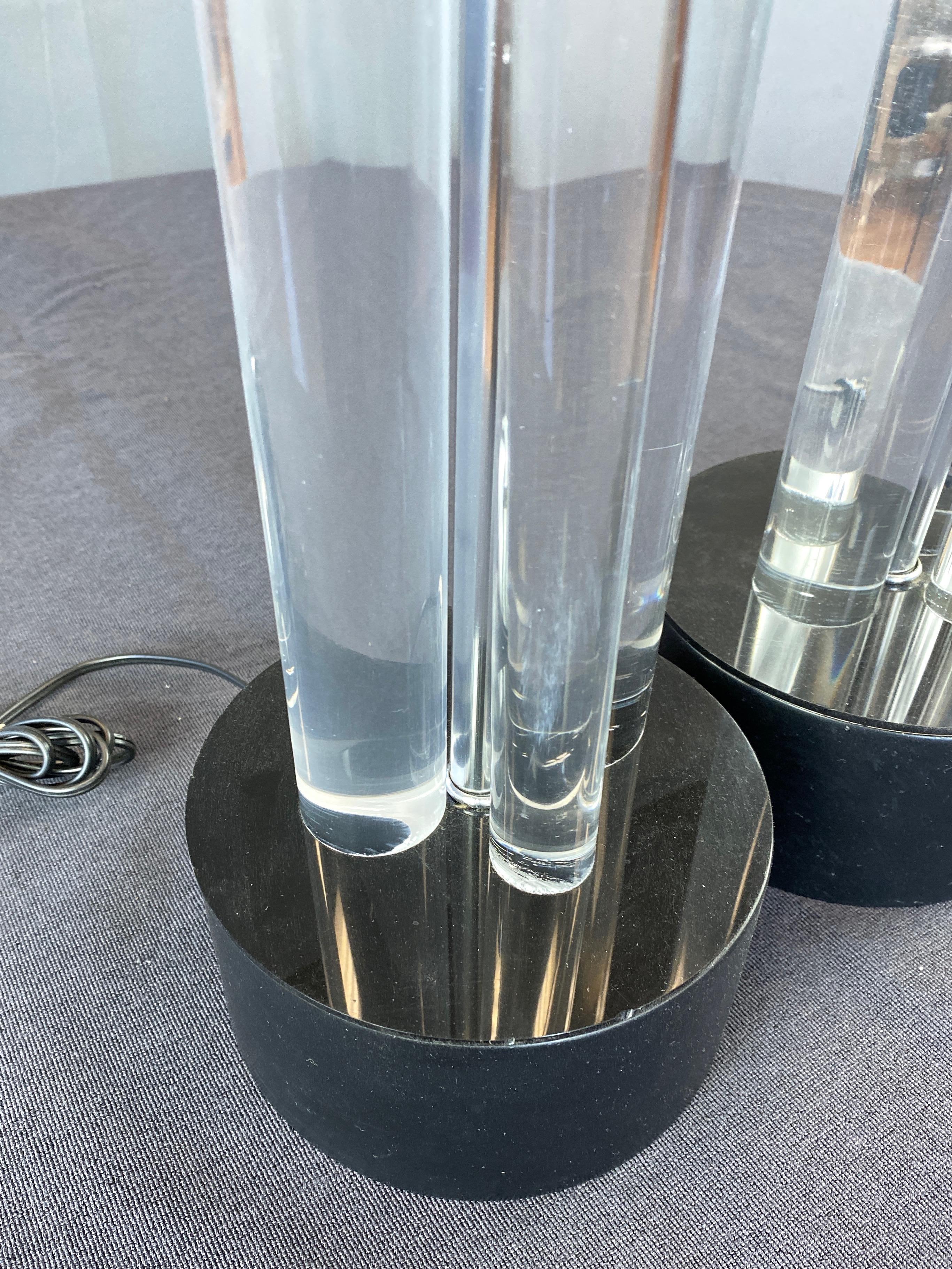 Coppia di lampade da tavolo in lucite alla maniera di Charles Hollis Jones, anni '60 in vendita 2