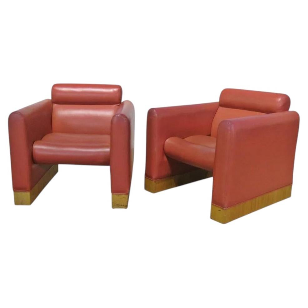 Par de sillones de club rojos de imitación de cuero, estilo Karl Springer en venta