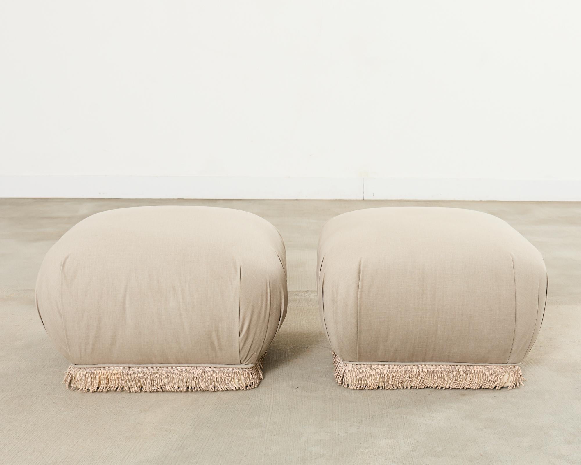 Mid-Century moderno Coppia di pouf in stile Karl Springer di Marge Carson in vendita