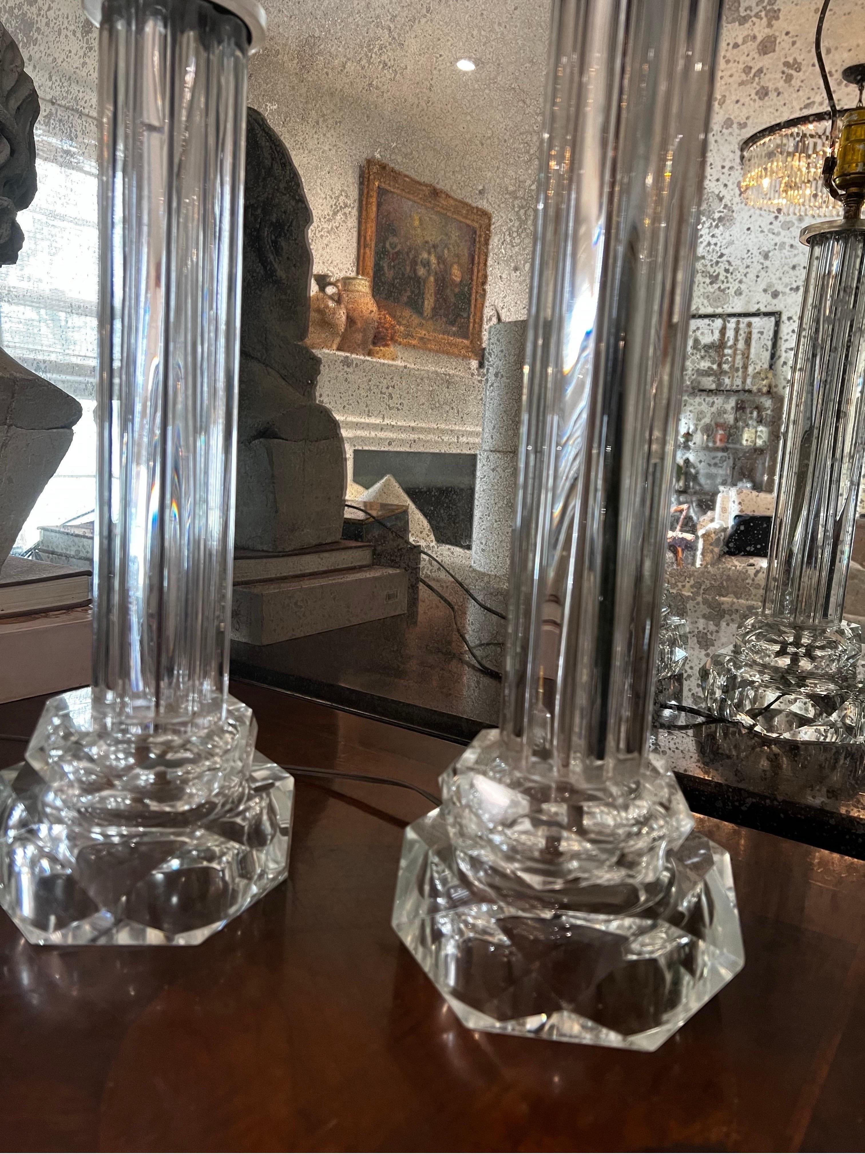 Ein Paar Säulen-Tischlampen im Stil von Karl Springer.  
Der Sockel ist ein hübsches Glas mit gestapeltem Lucite mit Rillen.   Beschläge aus Messing. 
Die Lampe ist für eine normale Steckdose verdrahtet.  

Zustand Vintage By.