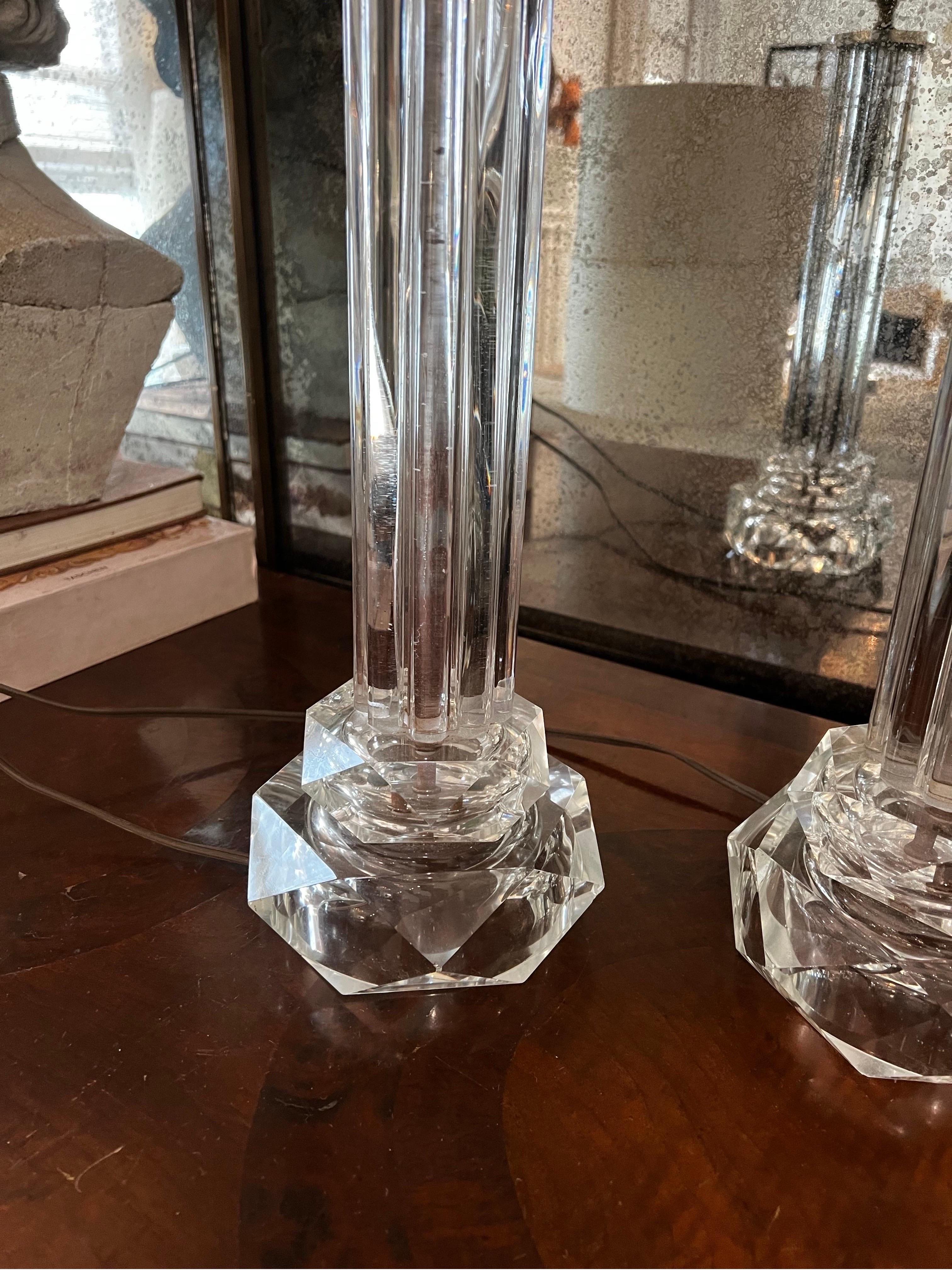 Paar gestapelte Tischlampen aus Lucit und Glas im Karl Springer Stil - Vintage (Messing) im Angebot