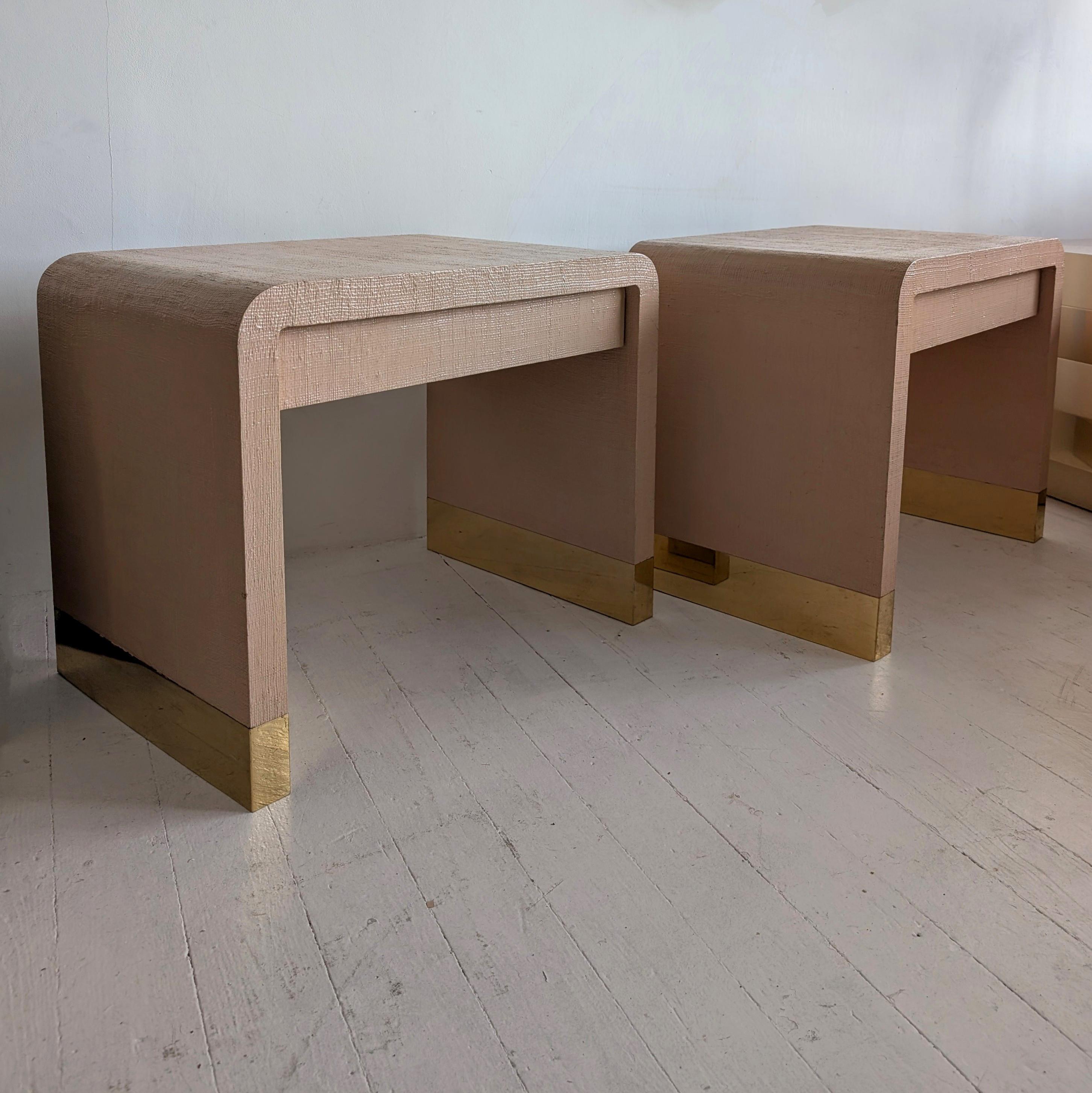 Pair of Karl Springer-style vintage postmodern waterfall bedside tables in peach In Good Condition In Hastings, GB