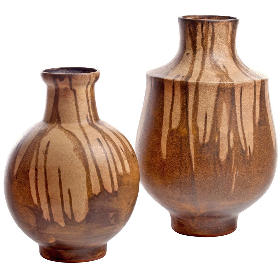 Cette paire de vases surdimensionnés en céramique de Karlsruhe datant des années 1970 présente une échelle dynamique rare. Les détails sont étonnants, des rayures dégoulinantes au glaçage intérieur violet bleuté. Le motif varie sur chaque vase. 