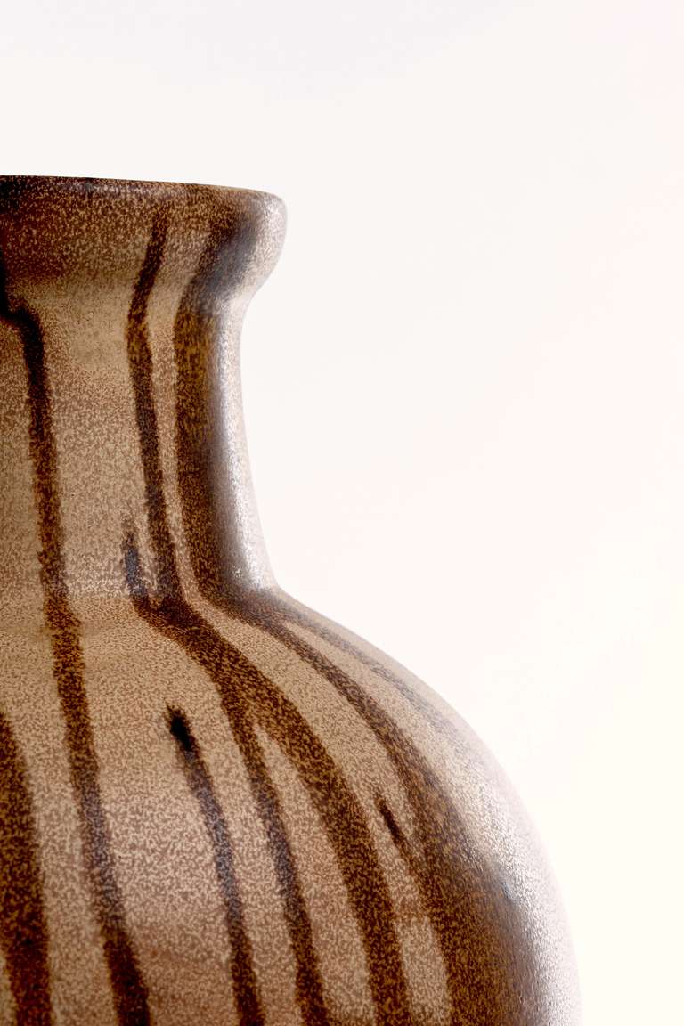 Vernissé Paire de vases sculpturaux allemands de Karlsruhe en vente