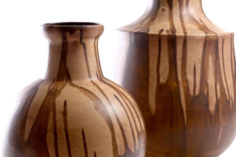 Céramique Paire de vases sculpturaux allemands de Karlsruhe en vente