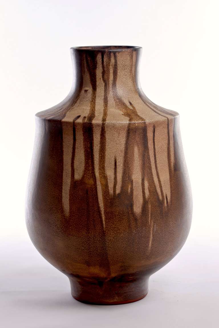 Zwei Skulpturale deutsche Vasen aus Karlsruhe im Angebot 1