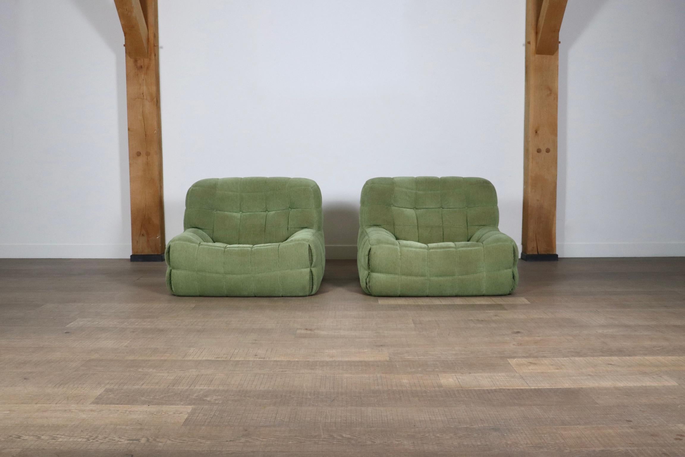 Erstaunliches Paar originaler Ligne Roset Kashima Lounge Chairs von Michel Ducaroy, Frankreich 1970er Jahre.
Das schöne, leichte Design ist sowohl sehr bequem als auch schön anzusehen in der schönen originalen grünen Samtbespannung. Der