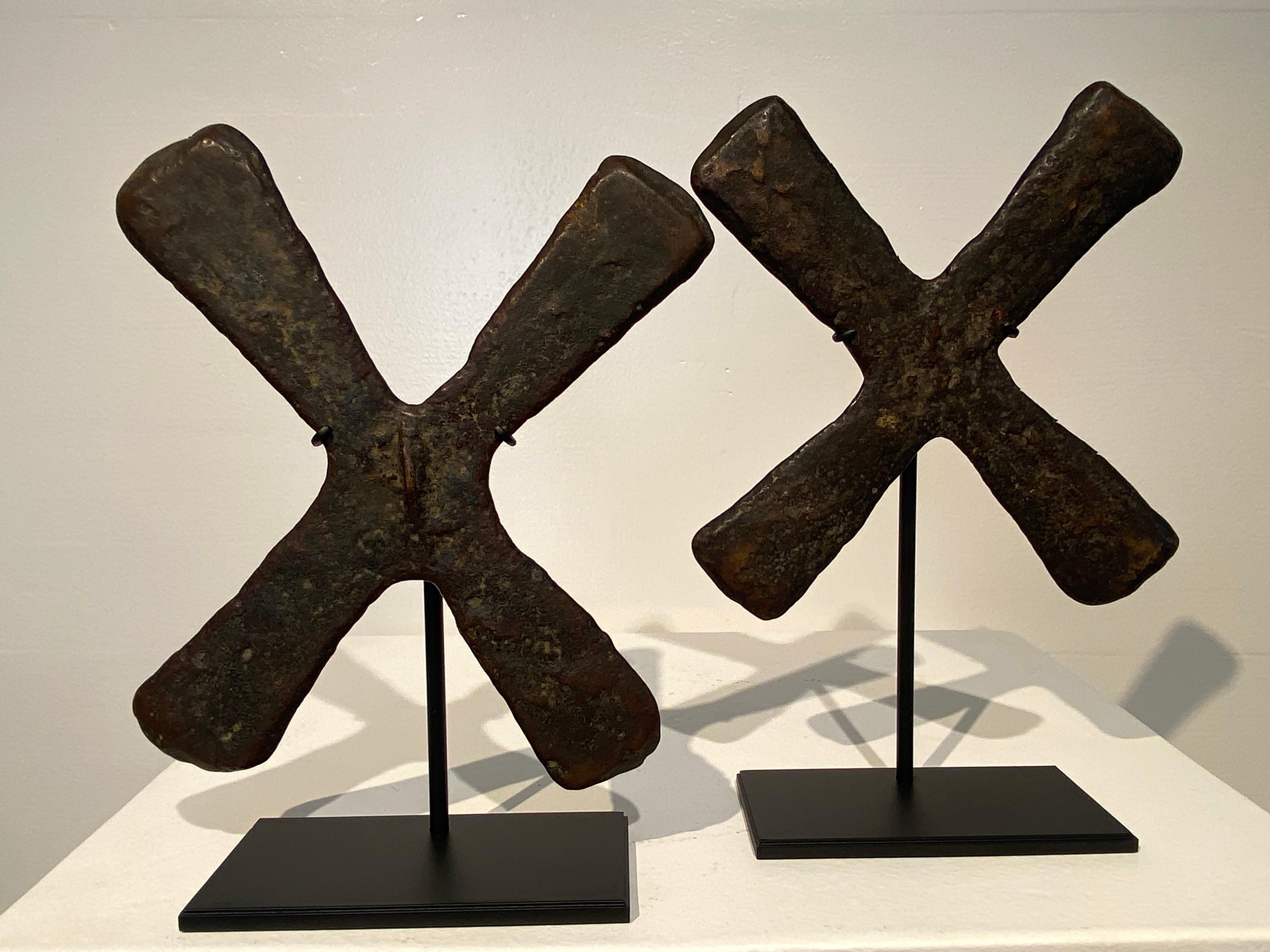 Eccezionale coppia di 2 croci di Katanga provenienti dalla parte sud-orientale del Congo,
le due croci hanno la giusta patina e lucentezza del metallo,
utilizzato come moneta e denaro per le nozze,
montati su basi metalliche,
altezze diverse, 25 e