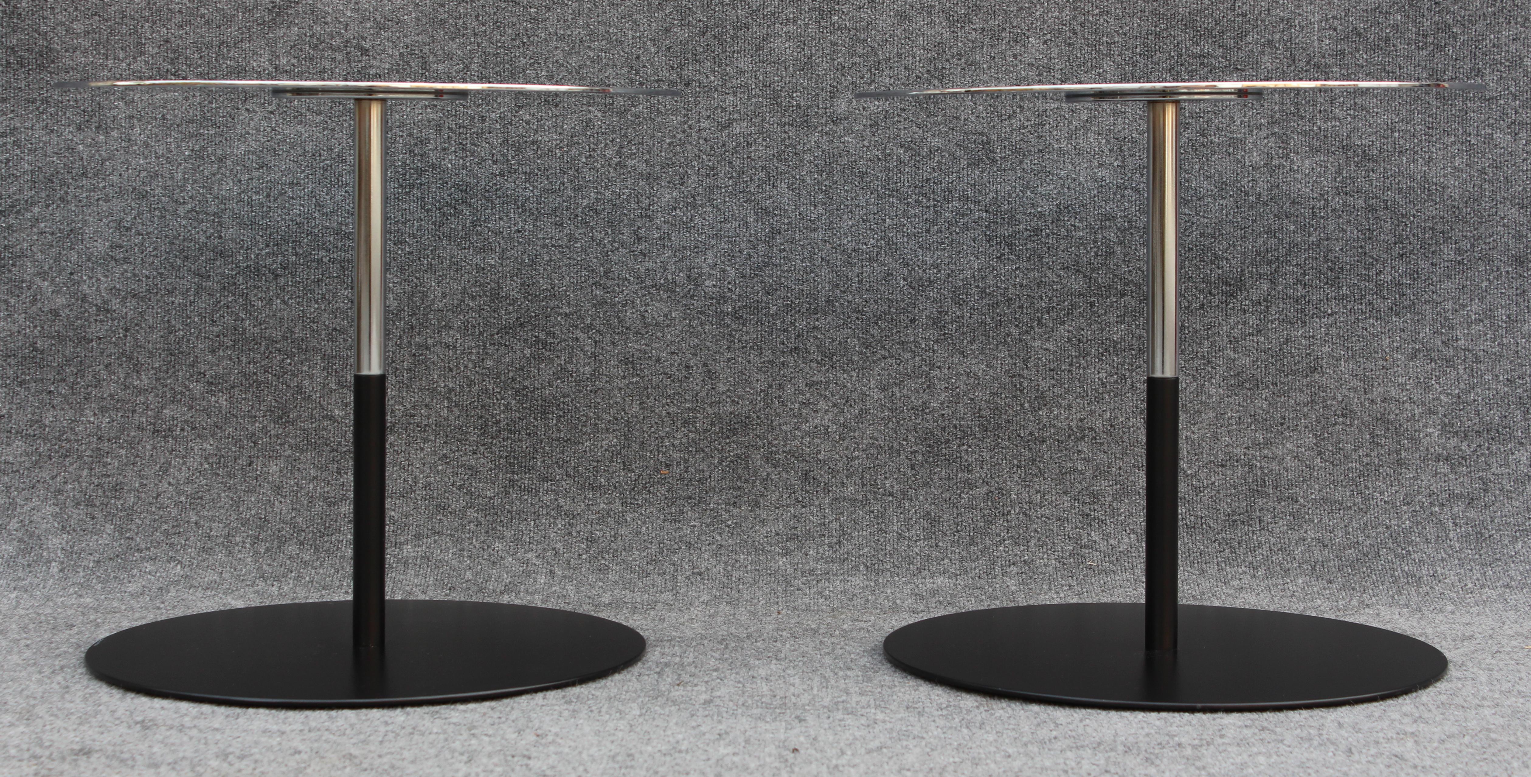 Dieses in Deutschland von Keilhauer entworfene Beistelltischpaar ist Teil der Boxcar-Linie, die eine Reihe von Möbeln umfasst, darunter Sofas, Stühle und Couchtische. Dieses Modell, das 4382, hat eine zweifarbige Oberfläche aus glänzend verchromtem