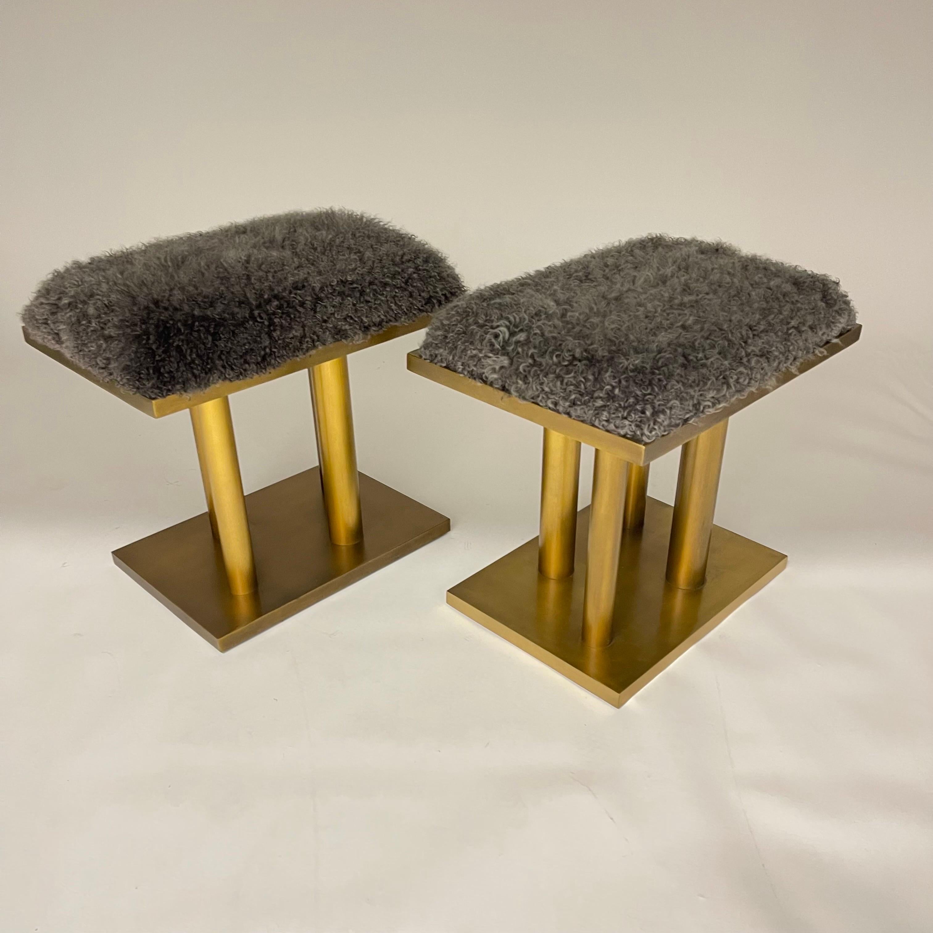 Paar Kelly Wearstler-Hocker aus Bronze und grauem, geschwungenem mongolischem Lammfell, USA 2015 (Moderne) im Angebot