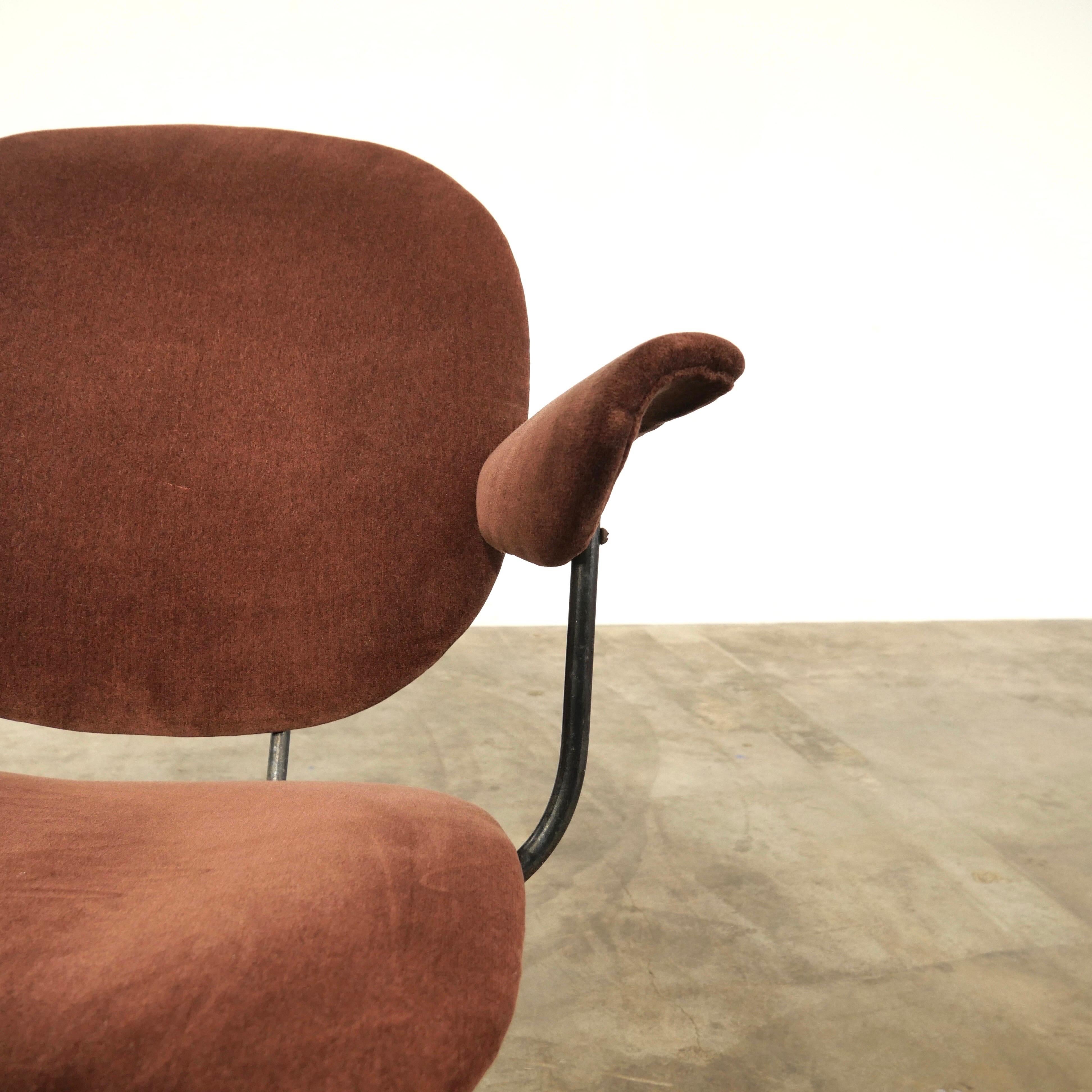 Werden Sie Bette Davis' bevorzugter Arzt und Teilzeitliebhaber mit diesen beiden frühen Kembo 302 Stühlen des niederländischen Designers W.H. Gispen. Elegantes und minimalistisches Design aus dem Jahr 1951 mit einem Gestell aus Metallrohr und einer