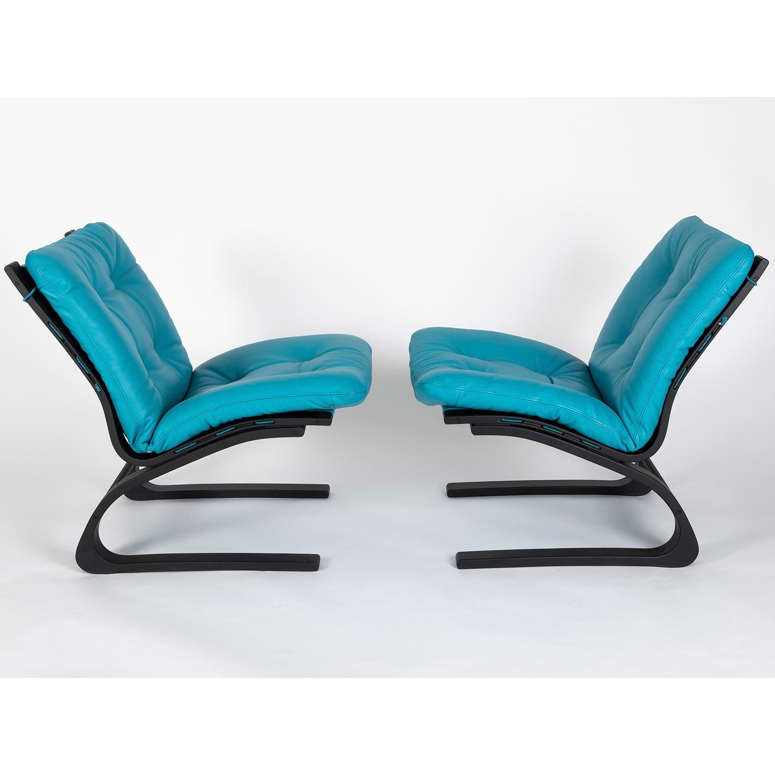 These amazingly confortable chairs were fully re-conditioned. The bent plywood legs have been darkned to a matte black finish and re-upholstered in mediteranean blue leather.

Dimensions:
Width 63 cm; depth 81 cm; total height 79 cm; seat height