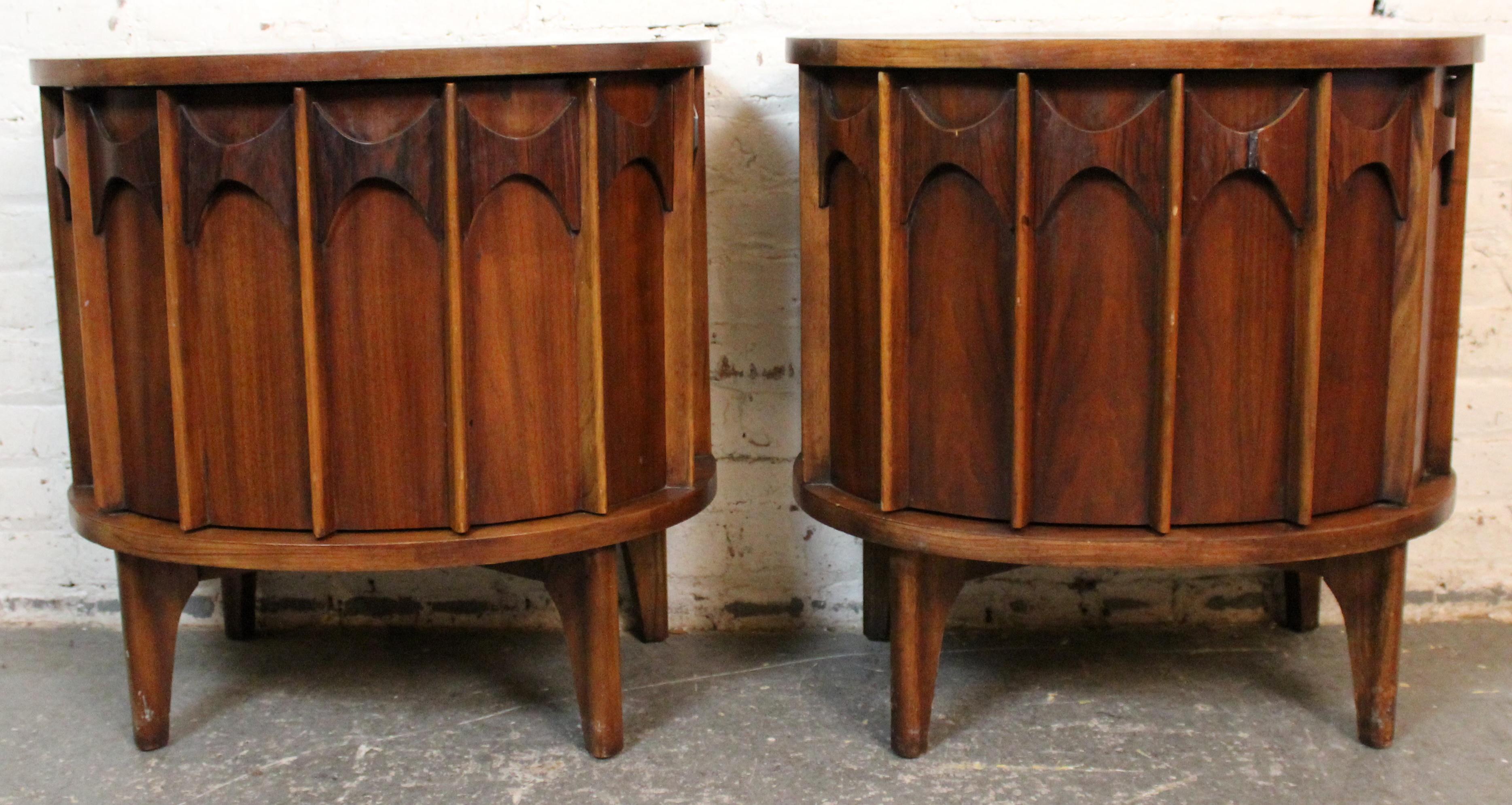 Una straordinaria coppia di comodini della linea Perspecta di Kent Coffey, circa 1960. Realizzati in caldo noce con frontali dei cassetti scultorei in legno di palissandro - il motivo 