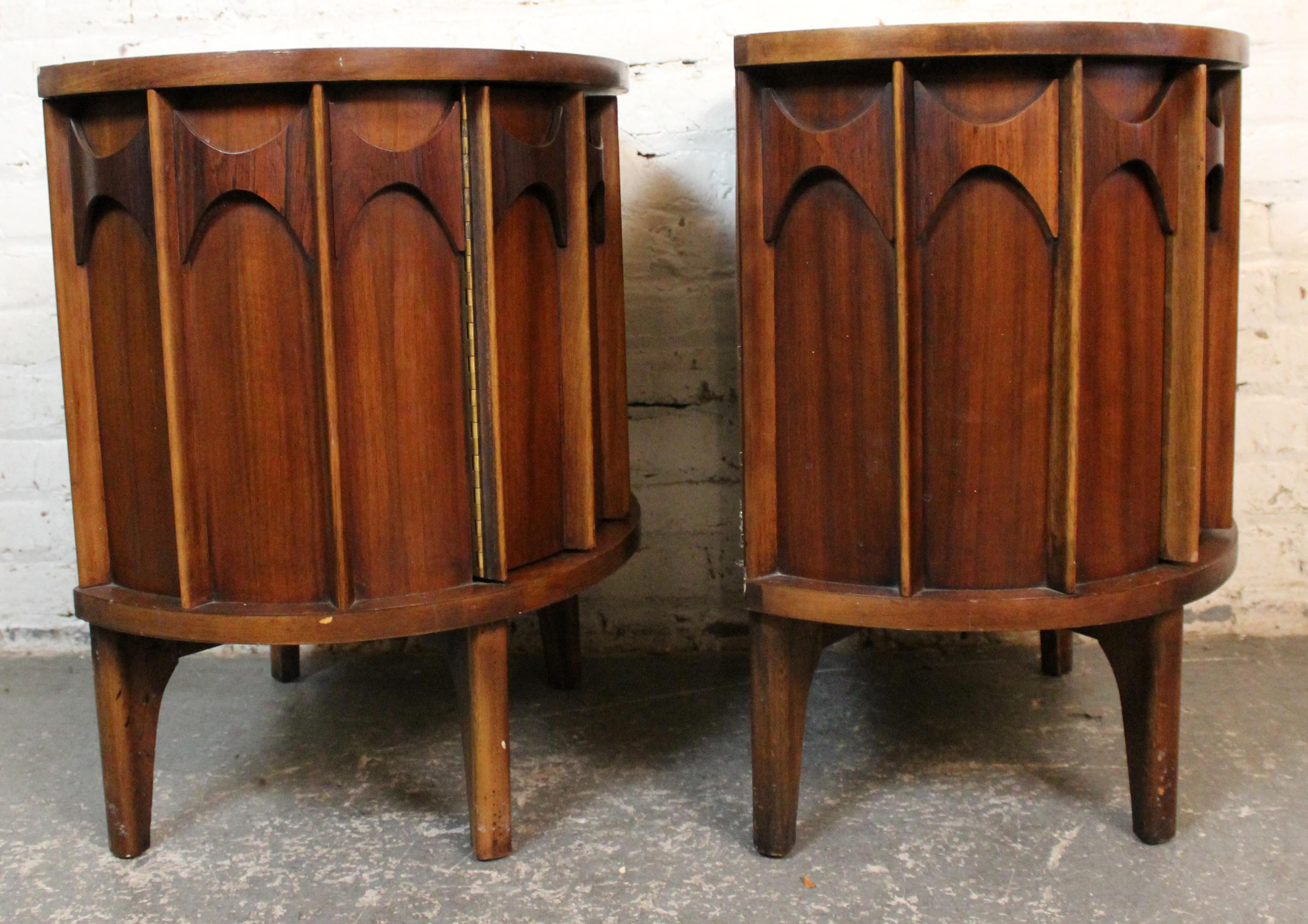 Mid-Century moderno Coppia di comodini 'Perspecta' di Kent Coffey in vendita