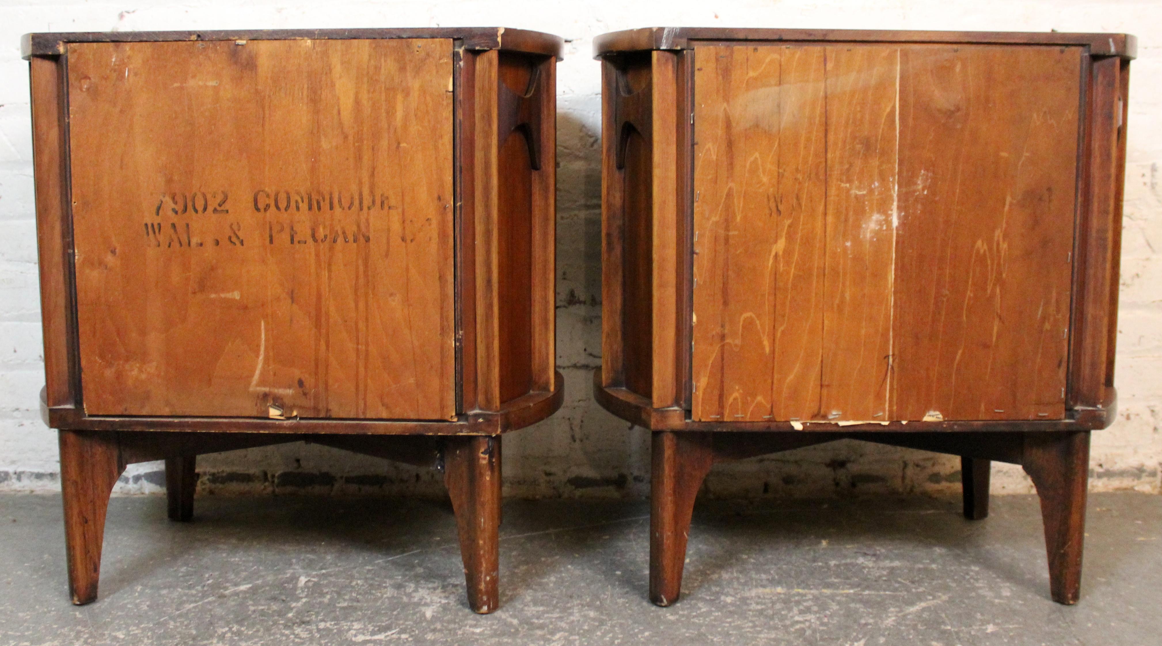 Americano Coppia di comodini 'Perspecta' di Kent Coffey in vendita