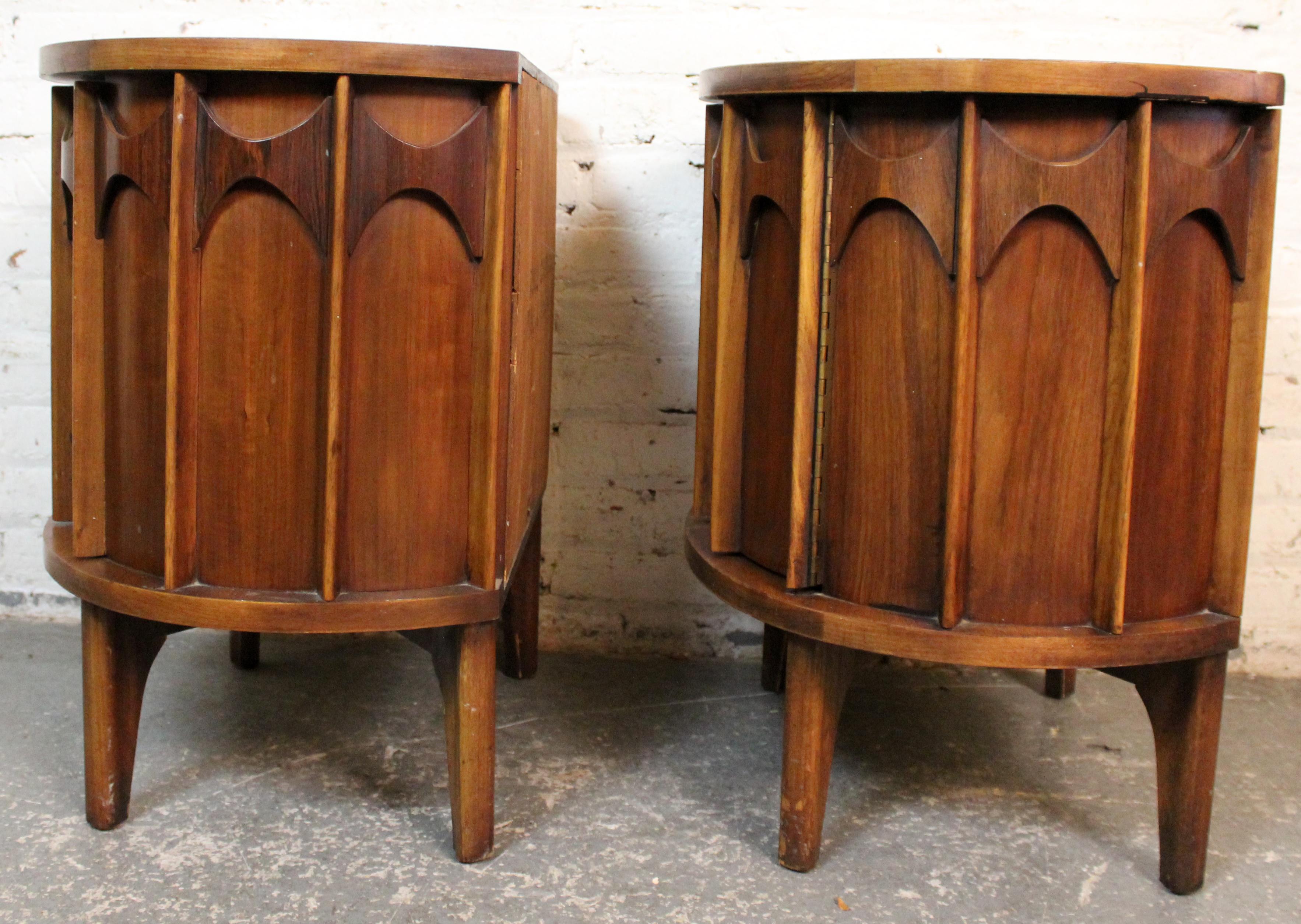 Coppia di comodini 'Perspecta' di Kent Coffey In condizioni buone in vendita a Brooklyn, NY