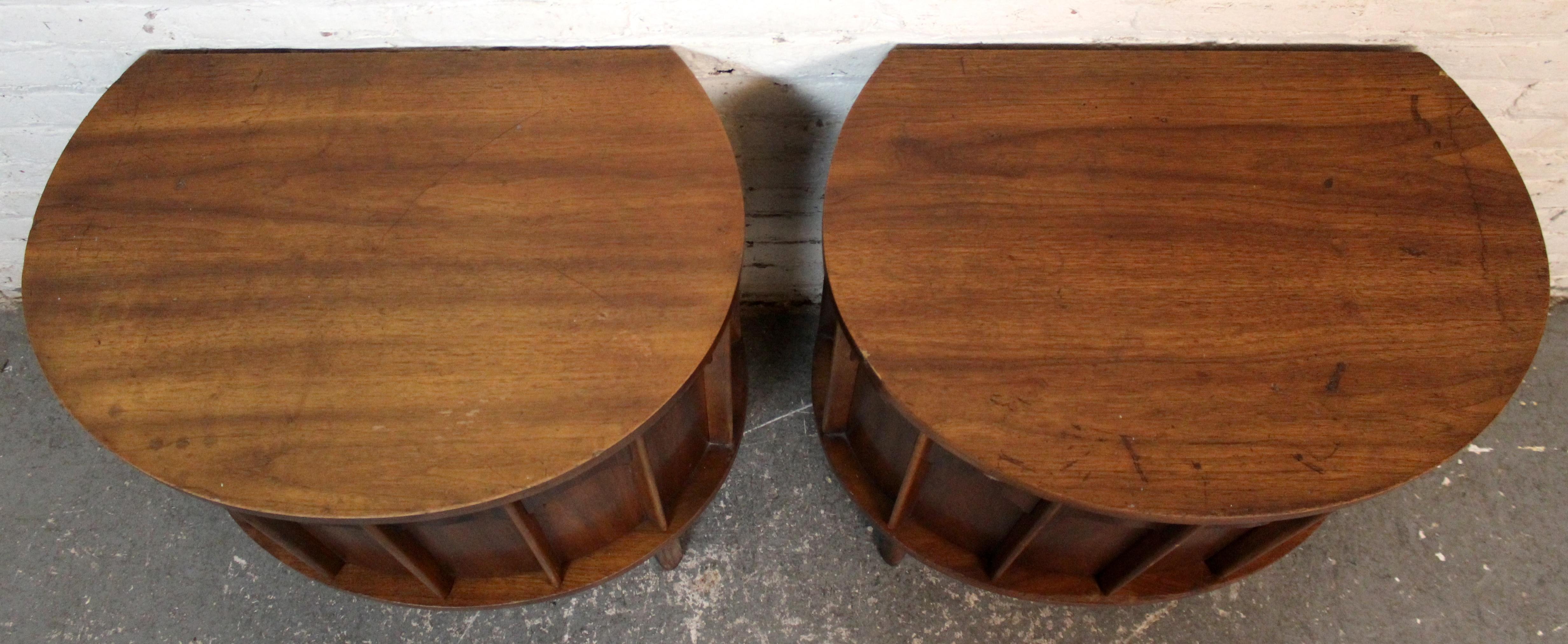 XX secolo Coppia di comodini 'Perspecta' di Kent Coffey in vendita