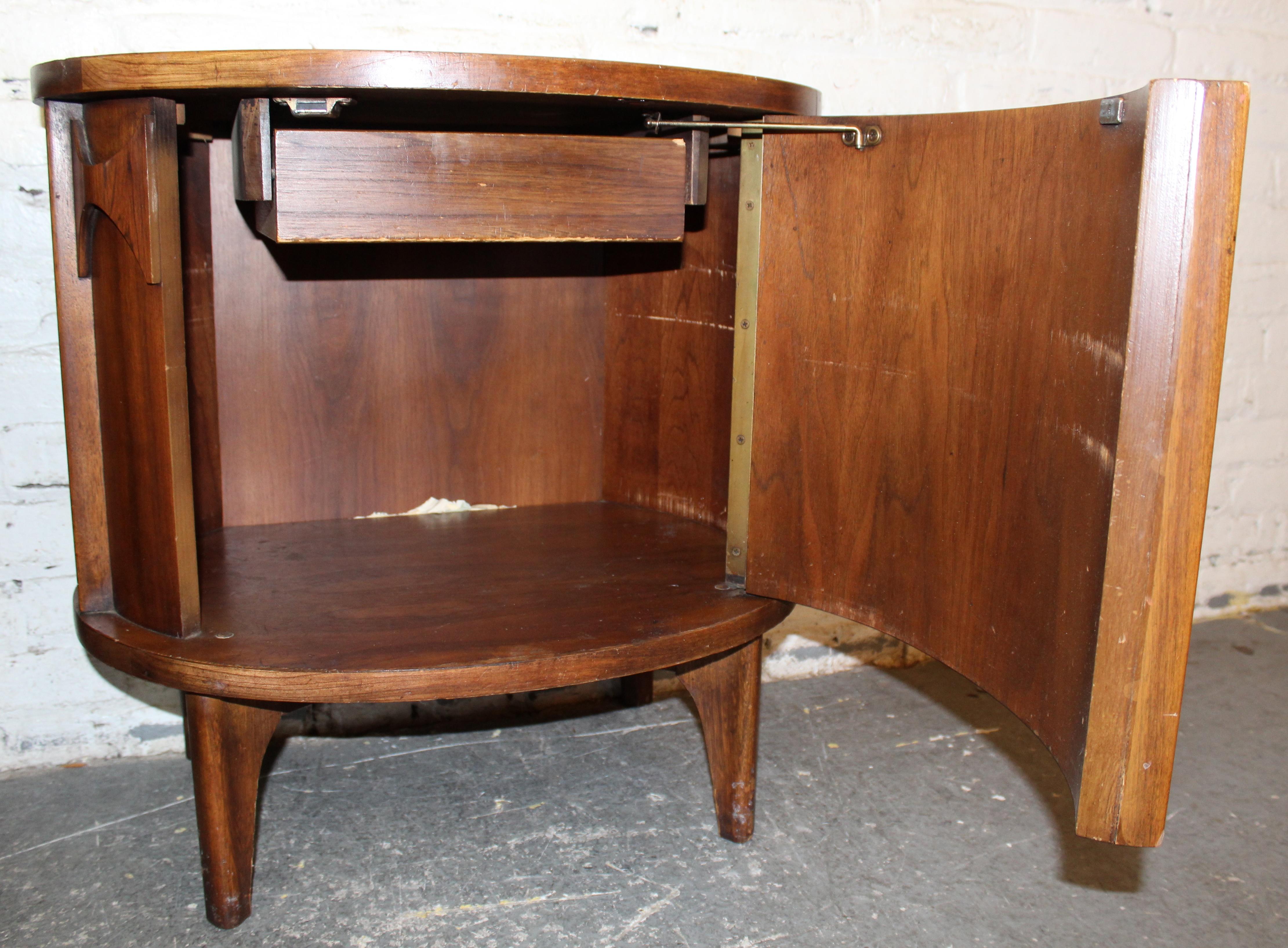 Coppia di comodini 'Perspecta' di Kent Coffey in vendita 1